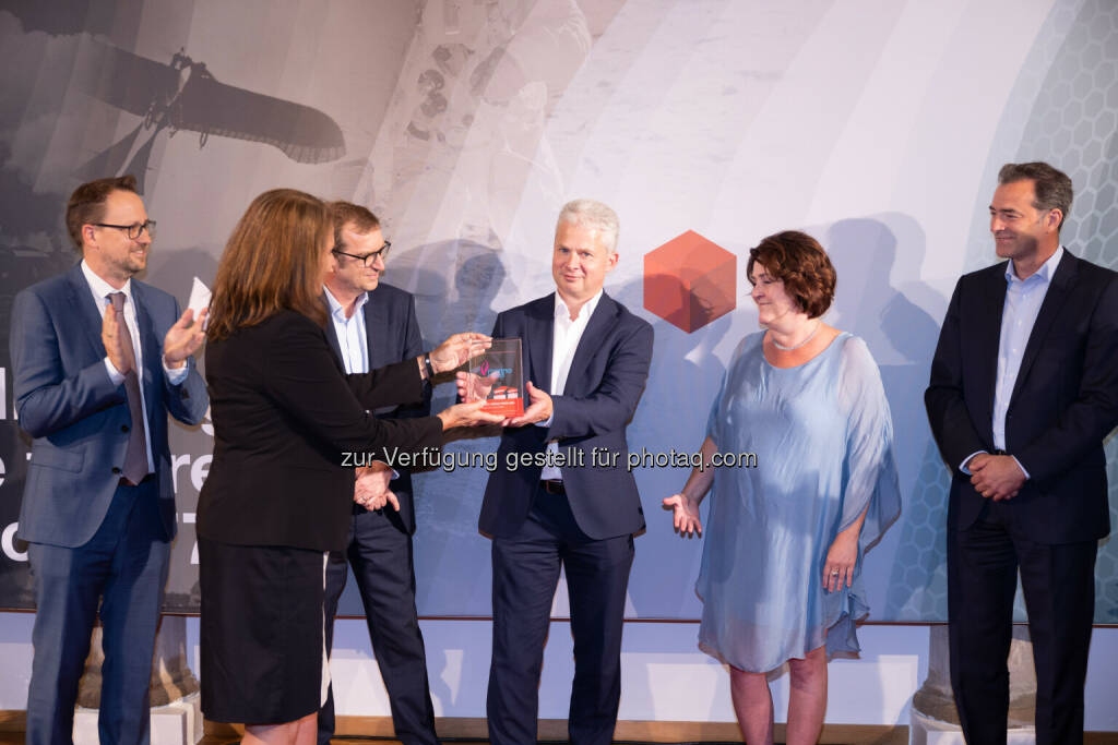 Andrea Herrmann übergibt Preis an Andreas Grassauer (Marinomed) - Wiener Börse Preis 2021 (22.06.2021) 