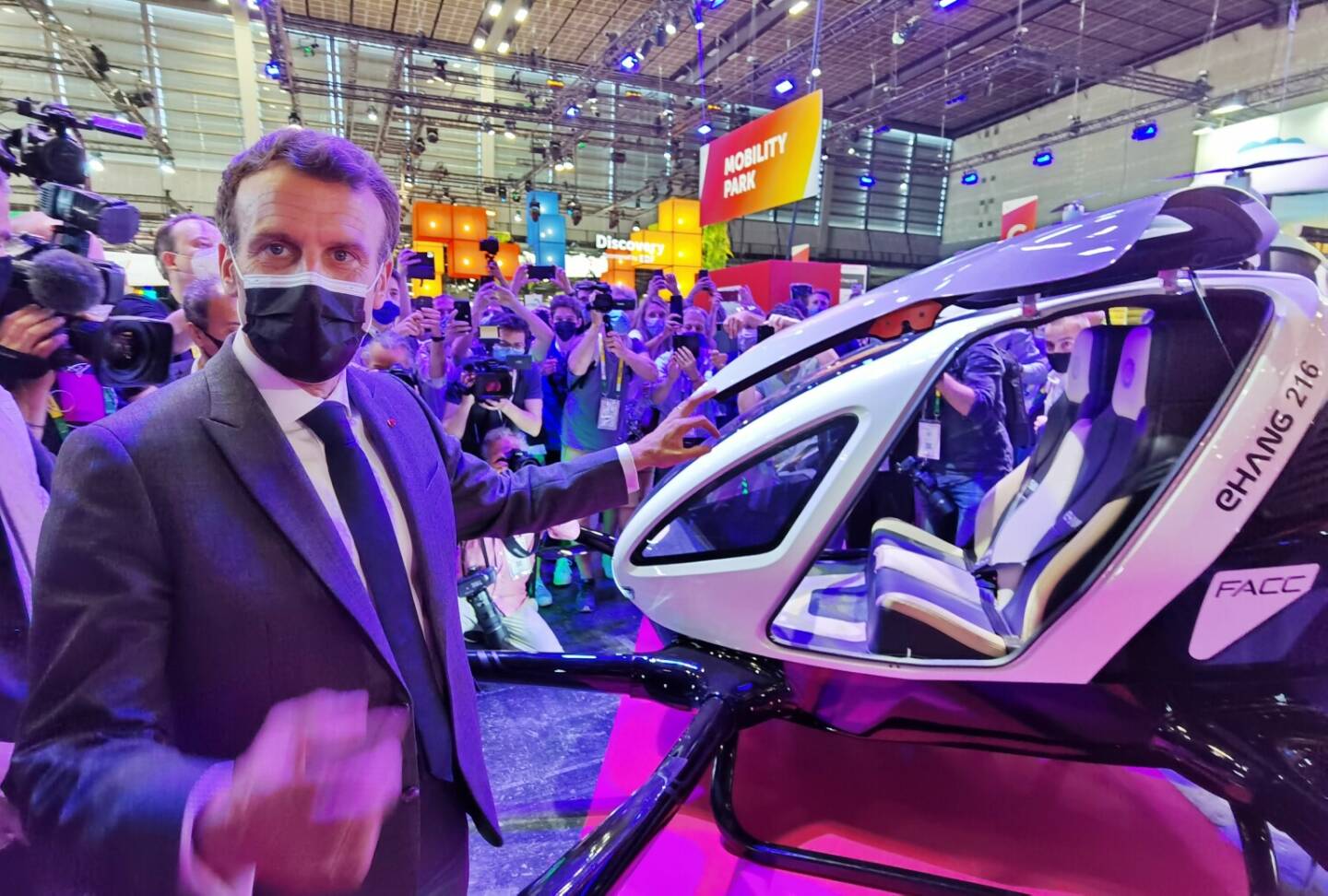 VivaTech '21: Prominenter Gast am FACC Stand: Frankreichs Präsident Emmanuel Macron zeigte sich beeindruckt vom neuen Flugtaxi EHang 216. © EHang