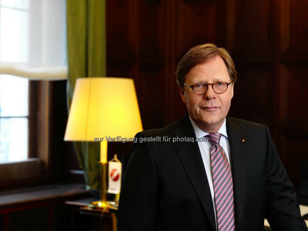 Willibald Cernko: Gipfelstürmer aus Wirtschaft, Politik, Wissenschaft und Kultur erklimmen vom 12. bis 31. August 2013 wieder Tirols Berge, um beim diesjährigen Europäischen Forum Alpbach (EFA) relevante gesellschaftspolitische Themen aufzugreifen und Fragestellungen unserer Zeit zu diskutieren. Als Hauptpartner des Kulturprogramms in Alpbach setzt die Bank Austria verstärkt inhaltliche Akzente rund um das Zusammenspiel von Wirtschaft, Kunst und Kultur. „Unser Ziel ist es, die Verbindung zwischen Kunst und wirtschaftlichen sowie politischen Themen unserer Zeit herzustellen, um damit eine neue Perspektive zu schaffen“, erklärt Bank Austria Vorstandsvorsitzender Willibald Cernko. Er wird am 27. August 2013 persönlich bei der Präsentation von Violinist Miha Pogačnik in Alpbach anwesend sein. Pogačnik wird unter dem Titel „Was die Musik die Wirtschaft lehren kann“ die Gemeinsamkeiten von Musik und Unternehmensführung aufdecken und diese Dynamik gemeinsam mit Cernko und den Gästen diskutieren  (07.08.2013) 