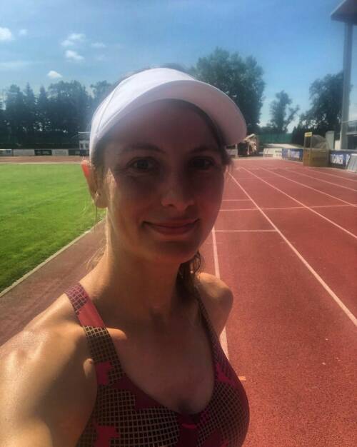 Eva Wutti , Laufbahn 
eva_wutti
Auf der Laufbahn zu trainieren macht mir immer noch am meisten Spaß 💖🏃🏼‍♀️

#track #trackandfield #run #running #marathon #marathontraining #runner #runningmotivation #adidas #adidasrunning
(Von: https://www.instagram.com/p/CP7ZoaehXjJ/ , Eva Wutti) (28.06.2021) 