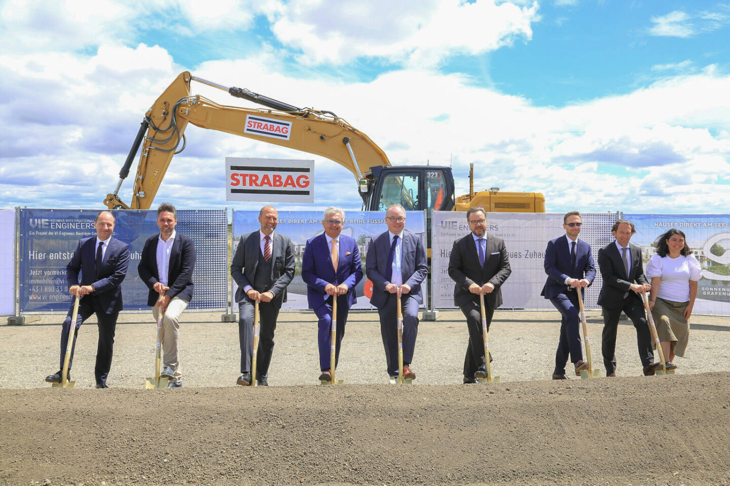 Vienna International Engineers: Spatenstich für 206 Seehäuser in Grafenwörth; Martin Kaltenecker, Geschäftsführer VI-Engineers Bauträger GmbH & Co KG; Mario Hameseder, Technischer Direktionsleiter Strabag AG; Bernhard Lackner, Vorstandsdirektor Niederösterreichische Versicherung AG und Aufsichtsrat VI-Engineers Bauträger GmbH & Co KG; Alfred Riedl, Bürgermeister von Grafenwörth und Präsident des Österreichischen Gemeindebundes; Stephan Pernkopf, Landeshauptfrau-Stv. Niederösterreich; Robert Happel, Aufsichtsrat VI-Engineers Bauträger GmbH & Co KG; Patrick Kloihofer, Geschäftsführer VI-Engineers Bauträger GmbH & Co KG; Wolfgang Vanek, Architekten Holzbauer und Partner ZT-GmbH; Carla Lo, Carla Lo Landschaftsarchitektur, Fotocredit: VI-Engineers/APA-Fotoservice/Hautzinger