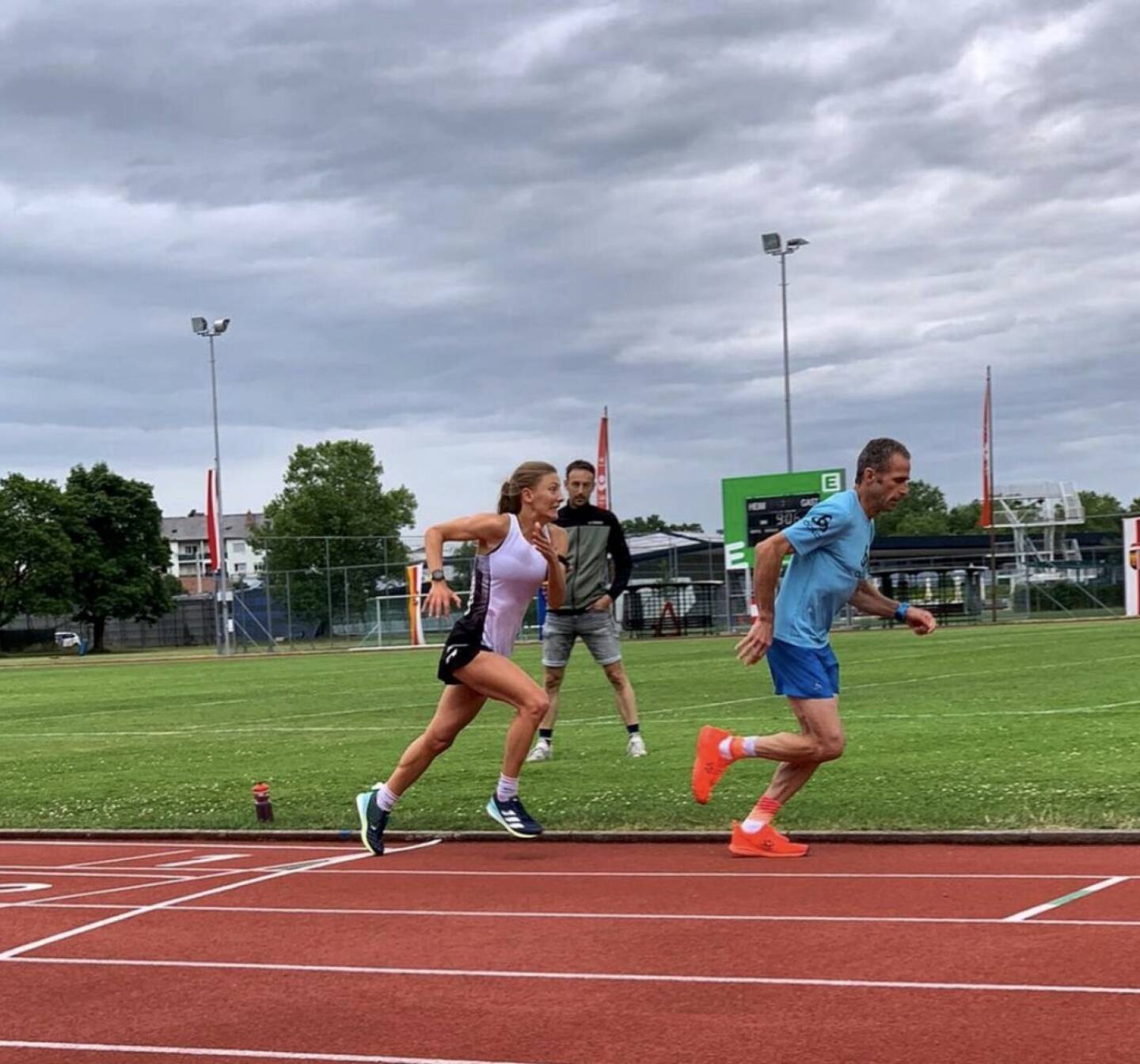 Eva Wutti - Duell - Verfolgung - Finish
Heute hie&szlig; des Kopf ausschalten und dran bleiben. Aber bei 4x200 und 6x400m hat man ohnehin nicht viel Zeit zum nachdenken 😝 
:
:
Danke an @herwig_reupichler und #Dustef f&uuml;r die klasse Trainingseinheit 🏃🏼&zwj;♀️
:
:
#adidas #adidasrunning #cocacola #marathon #marathontraining #halfmarathon #tristyria #run #running
(Von: https://www.instagram.com/p/CP7ZoaehXjJ/ , Eva Wutti)