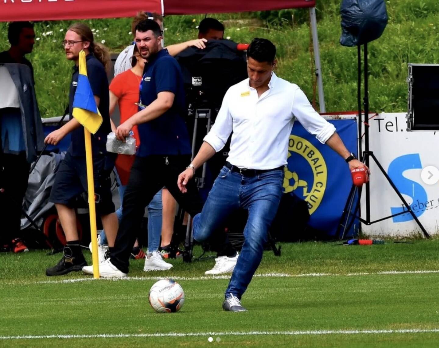 Helge Payer - Flanke
Hab immer schon gesagt das ich ein spielerischer Kommentator bin 😂😂💯!
Wenn man seine 2 Lieblingsbesch&auml;ftigungen kombinieren kann, dann ist das sehr viel Wert!!!
#dankbar #orfexperte #passion #lovemyjob❤️ 
@firstviennafc1894 @orfsport 
Danke f&uuml;r den gro&szlig;artigen Schnappschuss an @ah_sportfotos #dowhatyoulove 
#dowhatyouloveandyoudoitwell 
Von: https://www.instagram.com/helgepayer/ (Helge Payer. Pers&ouml;nlicher Trainer http://www.helgepayer.me http://www.sportgeschichte.at)