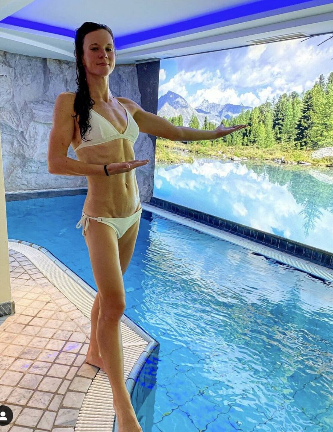 Tanja Stroschneider Bad Relax
Yep, that Spa of @hotelsonneischgl would have been nice after today‘s run-swim-bike-gym day. 😅 🧖🏻‍♀️ Busy day for me today but I loved every second of it as I feel totally obsessed with work and that process atm. ❤️ 
Anyway… can’t wait to be back in Ischgl soon and if you want to come with us, we still got some free spots for our training week in Ischgl from 28.8.-4.9. ! So if you‘re interested just contact us via email: office@team2012.at 😊
PS: don’t be afraid, also beginners are welcome. 🤗 
#ischgl #relax #hotelsonneischgl #mountains #trailrunning #triathlontraining #run #running #spa #training
Von: https://www.instagram.com/tstroschneidertri// (Tanja Stroschneider. Triathletin https://youtu.be/8mBNx4YvAeI  http://www.sportgeschichte.at) 