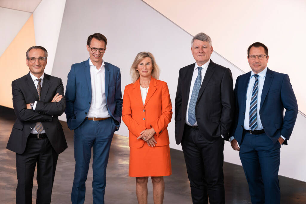 Zumtobel HV: Der Vorstand – Bernard Motzko (COO), Thomas Tschol (CFO) und Alfred Felder (CEO) – mit der Aufsichtsratsvorsitzenden Karin Zumtobel-Chammah und neuem CFO Thomas Erath (v. l. n. r.), Credit: Zumtobel, © Aussender (30.07.2021) 