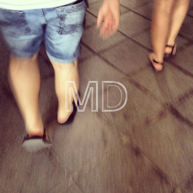 Männer-/Damenbeine in Flip-Flops, © www.martina-draper.at (11.08.2013) 