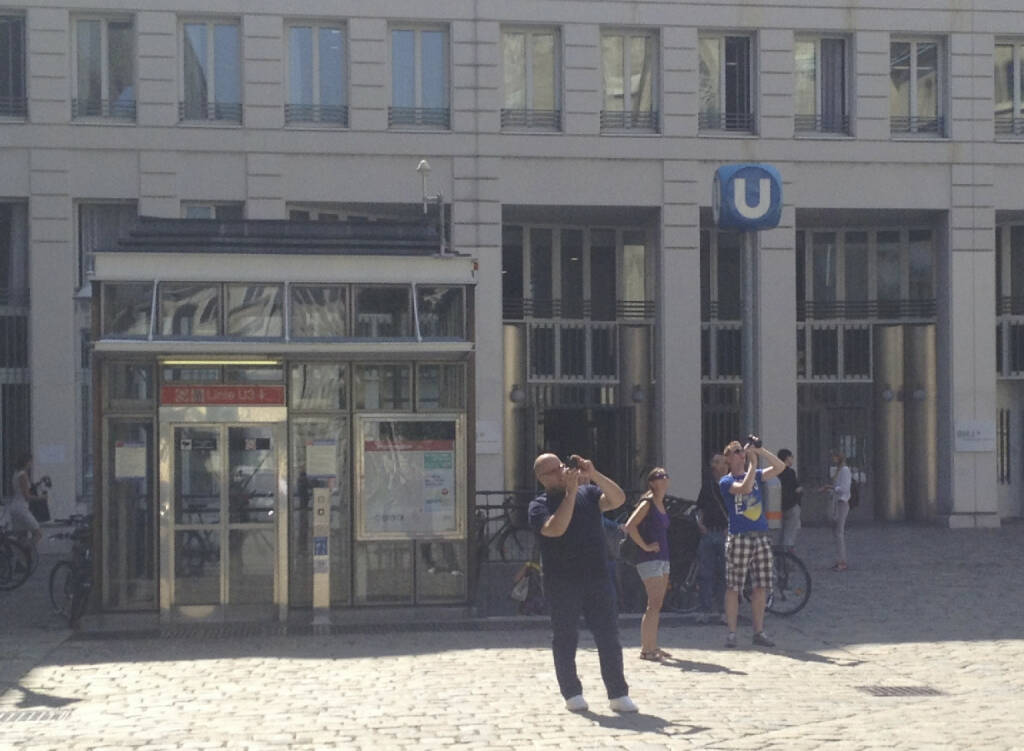 ... die letzten 50 Meter vor dem Talk im BMI, drinnen war nix mit dem Foto, aber unglaubliche nette Leute. Die Menschen auf dem Foto haben übrigens nicht mich, sondern die Minoritenkirche fotografiert (12.08.2013) 