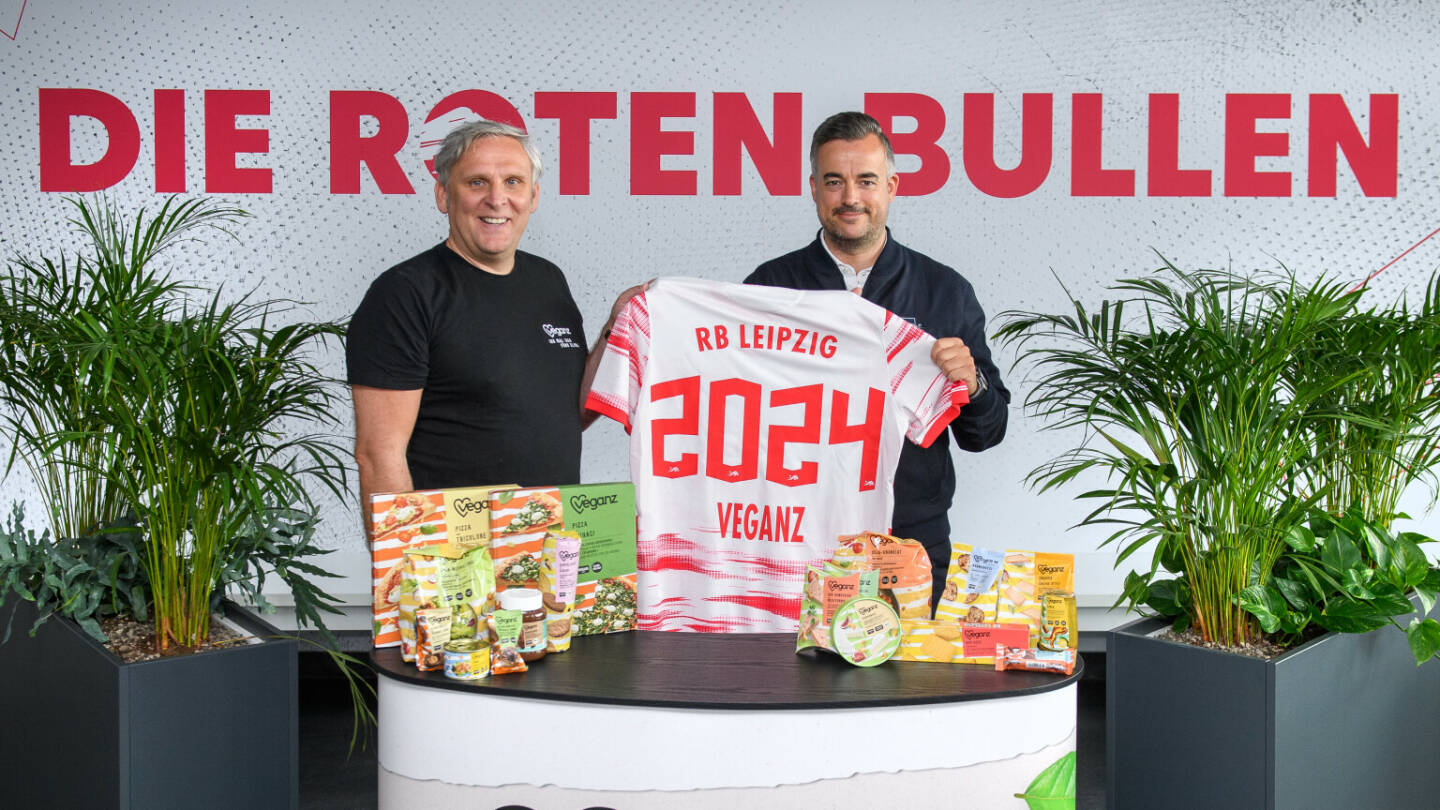 Deutschlands innovativste Food Marke 2021 und der Fußball-Bundesligist RB Leipzig vereinbaren eine enge Kooperation bis Mitte 2024. Damit ist die Veganz Group AG ab sofort Official Partner von RB Leipzig. Bild: CFO Florian Hopp mit Jan Bredack, Veganz; Credit: motivio/Florian Eisele