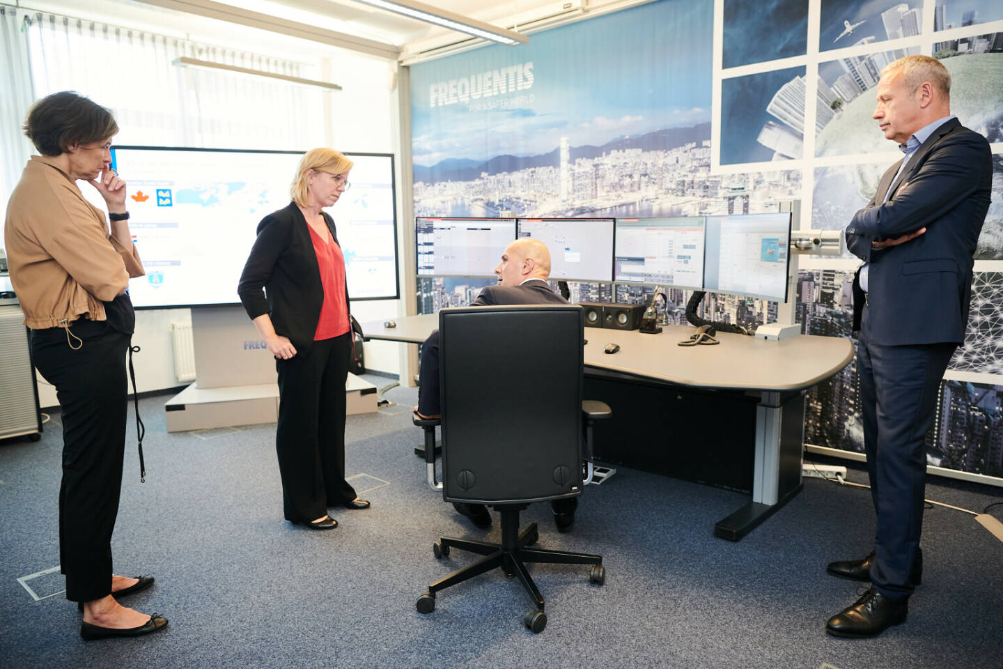 Firmenbesuch von Bundesministerin Leonore Gewessler, BA, bei Frequentis AG, Credit: Frequentis AG/APA-Fotoservice/Hörmandinger