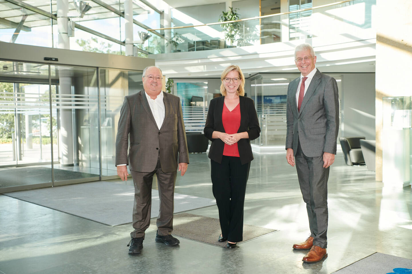 Frequentis AG: Innovation & Nachhaltigkeit: Klimaschutzministerin Gewessler auf Firmenbesuch bei Frequentis, Klimaschutzministerin Leonore Gewessler gemeinsam mit Frequentis-Mehrheitseigentümer Hannes Bardach und FFG-Geschäftsführer Klaus Pseiner, Credit: Frequentis AG/APA-Fotoservice/Hörmandinger