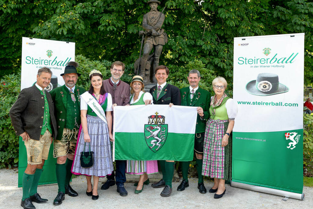 Verein der Steiermärker in Wien: Steirerball 2022: Der erste große Hofburg-Ball nach der Corona-Pause, Kurt Sölkner, Franz Frosch (Bürgermeister Bad Aussee), Simone Wiesauer (Narzissenprinzessin), Andreas Zakostelsky (Obmann des Vereins der Steirer in Wien), Pamela Binder (Geschäftsführerin des Tourismusverbandes Ausseerland-Salzkammergut), Franz Steinegger (Bürgermeister Grundlsee), Gerald Loitzl (Bürgermeister Altaussee) und Marianne Goertz (v.l.n.r.) Fotocredit:Verein der Steirer in Wien/Richard Tanzer (30.08.2021) 