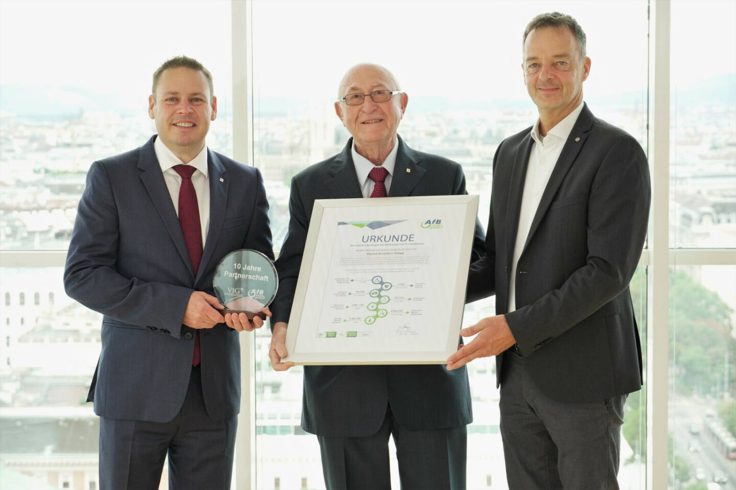 Vienna Insurance Group: Vienna Insurance Group feiert 10 Jahre Partnerschaft mit AfB; Urkundenübergabe zur 10jährigen Partnerschaft von AfB und Vienna Insurance Group im Wiener Ringturm. Auf dem Foto: Gernot Hochfellner, Head of Partner Management und Vertrieb AfB (rechts), Günter Geyer, Aufsichtsratsvorsitzender der Vienna Insurance Group (Mitte) und Gerhard Lahner, Vorstandsmitglied der Vienna Insurance Group und Mitglied im Expertenbeirat der AfB (links). Credit: VIG