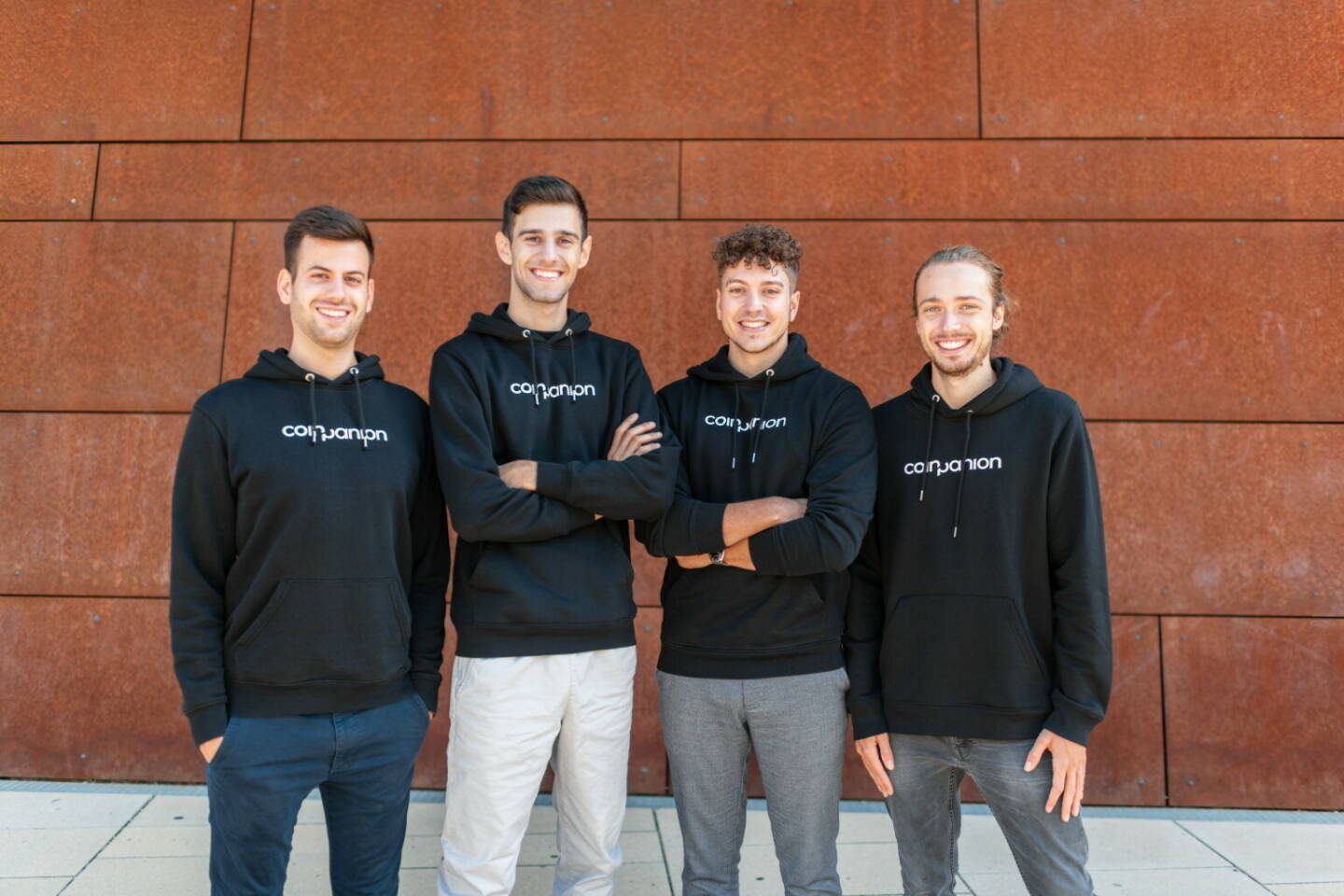 Coinpanion (SmartBytes GmbH): 1,8 Mio. Euro Seed-Finanzierung für Krypto-Investment-Start-up Coinpanion. Lead-Investor der Runde ist der deutsche High-Tech Gründerfonds (HTGF), auch mit an Bord sind Florian Gschwandtner, Johann „Hansi“ Hansmann und der Lead-Investor der Pre-Seed-Runde Frank Westermann, Mitgründer der Diabetes-App mySugr. Zudem investieren Patrick Pöschl, Mitgründer des mittlerweile als Unicorn (über 1 Mrd. Euro Bewertung) bewerteten Münchner Robo-Advisors Scalable Capital, sowie Christopher Oster, CEO des Versicherungsmanagers CLARK. im Bild: v.l.n.r.: Coinpanion Gründer-Team Alexander Valtingojer (CEO), Matthias Zandanel (CTO), Saad J. Wohlgenannt (CMO), Aaron Penn (Lead Developer), Credit: Olga Kretsch