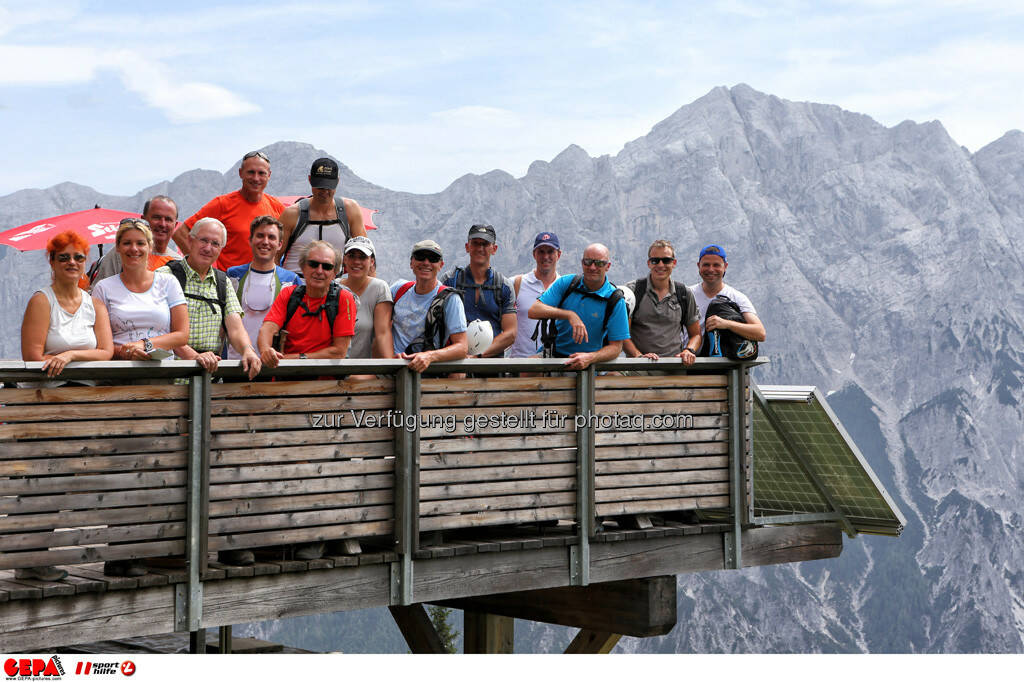 Jennifer Grogl (JUFA), Franz Meingast (Uniqua), Rita Davidson (Sporthilfe), Generaldirektor Klaus Oberhammer (Citroen), Geschaeftsfuehrer Anton Schutti (Sporthilfe), Sebastian Haboeck (Citroen), Christian Lugar (Lugar Installateur), Generaldirektor-Stellvertreter Friedrich Stickler (Lotterien), Gerda Rosenberger (Sporthilfe), Harald Glocknitzer (Steuerberatung), Andreas Maier (Bawag PSK), Juergen Gruber, Roland Koenigshofer (Adidas), Marc Gosewinkel (BP) und Philipp Bodzenta (Coca Cola).
Foto: GEPA pictures/ Markus Oberlaender (13.08.2013) 