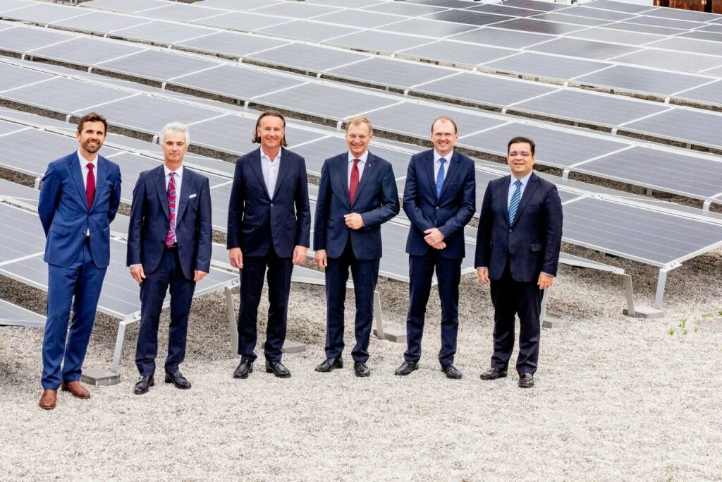 AMAG nimmt Österreichs größte Aufdach-Photovoltaikanlage in Betrieb, im Bild: Stefan Lindtner, CCE Geschäftsführer, Helmut Kaufmann, AMAG Technikvorstand, Herbert Ortner, AMAG Aufsichtsrat Vorsitzender, Landeshauptmann Thomas Stelzer, Gerald Mayer, AMAG Vorstandsvorsitzender, Victor Breguncci, AMAG Vertriebsvorstand; Credit: Amag, © Aussender (16.09.2021) 