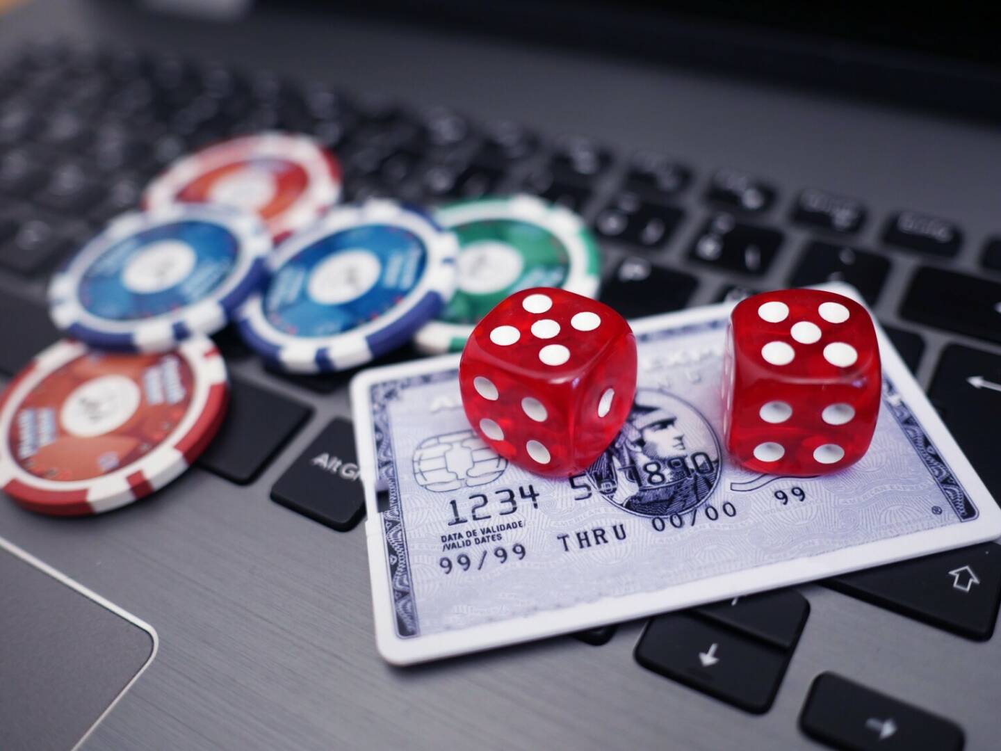 Online Casino, W&uuml;rfwel - https://pixabay.com/de/photos/casino-gewinnspiel-online-gewinn-4518183/