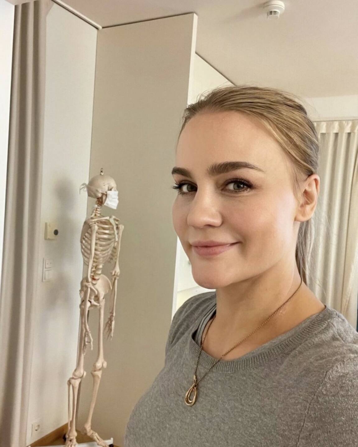 Nicole Wesner 

Nicole Wesner
Das 1. Mal, als ich von der Stammzellentherapie erfahren habe, war, als Mel Gibson in &ldquo;Joe Rogan Experience&rdquo; begeistert erz&auml;hlt hat, wie die Stammzellentherapie seinen damals 92 j&auml;hrigen Vater von zig Gebrechen befreit hat (In YouTube oder als Podcast zu h&ouml;ren). Damals dachte ich mir schon wie cool es ist, den K&ouml;rper dazu zu bringen, sich selbst zu reparieren.
Nun probiere ich es selbst aus 😊 Die Stammzellentherapie ist ein junges Anwendungsgebiet in der Medizin, welches Jahr f&uuml;r Jahr gro&szlig;e Spr&uuml;nge macht. Es gibt viele Anwendungsgebiete wie z.B. Knochen, Sehnen, Muskeln, Knorpel und Gelenke. Sollte ich je wieder eine Verletzung haben, werde ich wohl vorher immer zuerst eine Stammzellentherapie ausprobieren, wenn es Sinn macht, bevor ich an mir rumschnipseln lasse.
#nicolewesner #stammzellen #stammzellentherapie #stemcells #drmarlovits
Von: https://www.instagram.com/nicole_wesner_official/ http://www.nicolewesner.com  http://www.sportgeschichte.at
