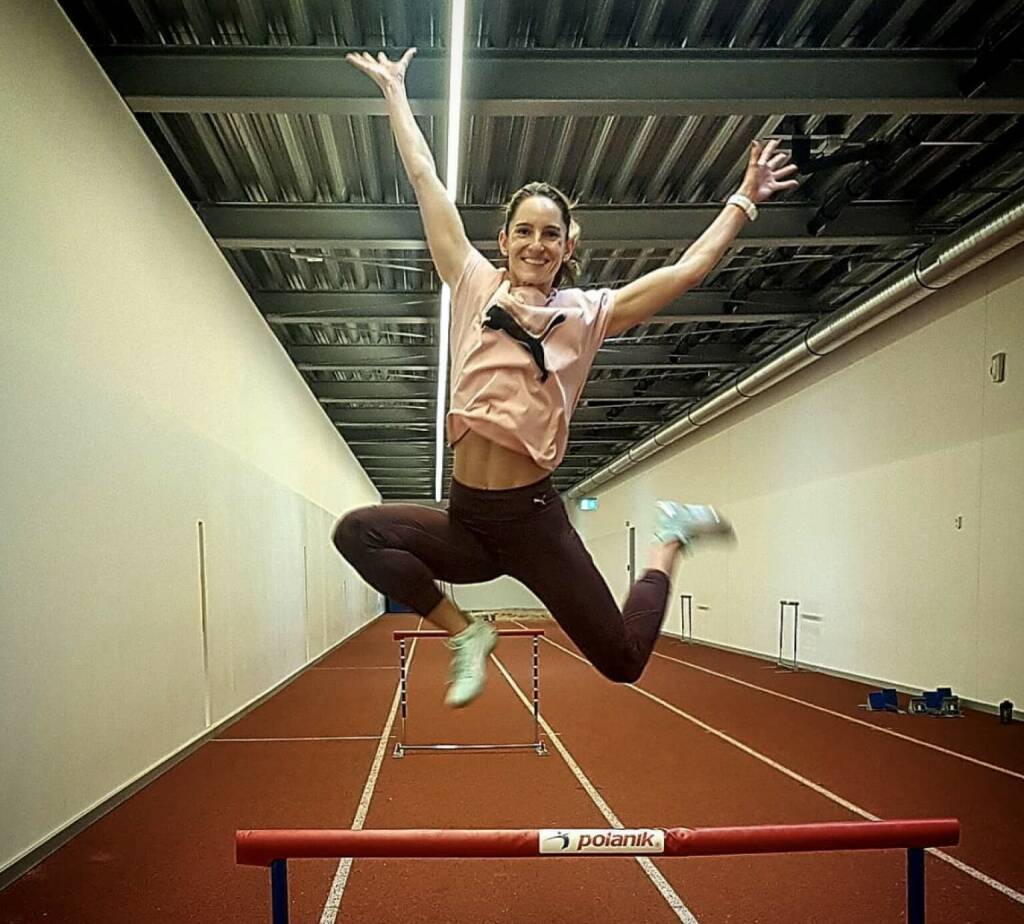 Yes Stephanie Bendrat Hürde
#happyme #newyear #stayhealthy #lookingforward #newchallenges #samegoals #roadtotokyo #olympicyear #foreverfaster #austrianathletics
Von: Stephanie Bendrat , Track and Field Athlete from Austria https://www.instagram.com/stephanie_bendrat/
http://www.stephaniebendrat.com/ (27.09.2021) 