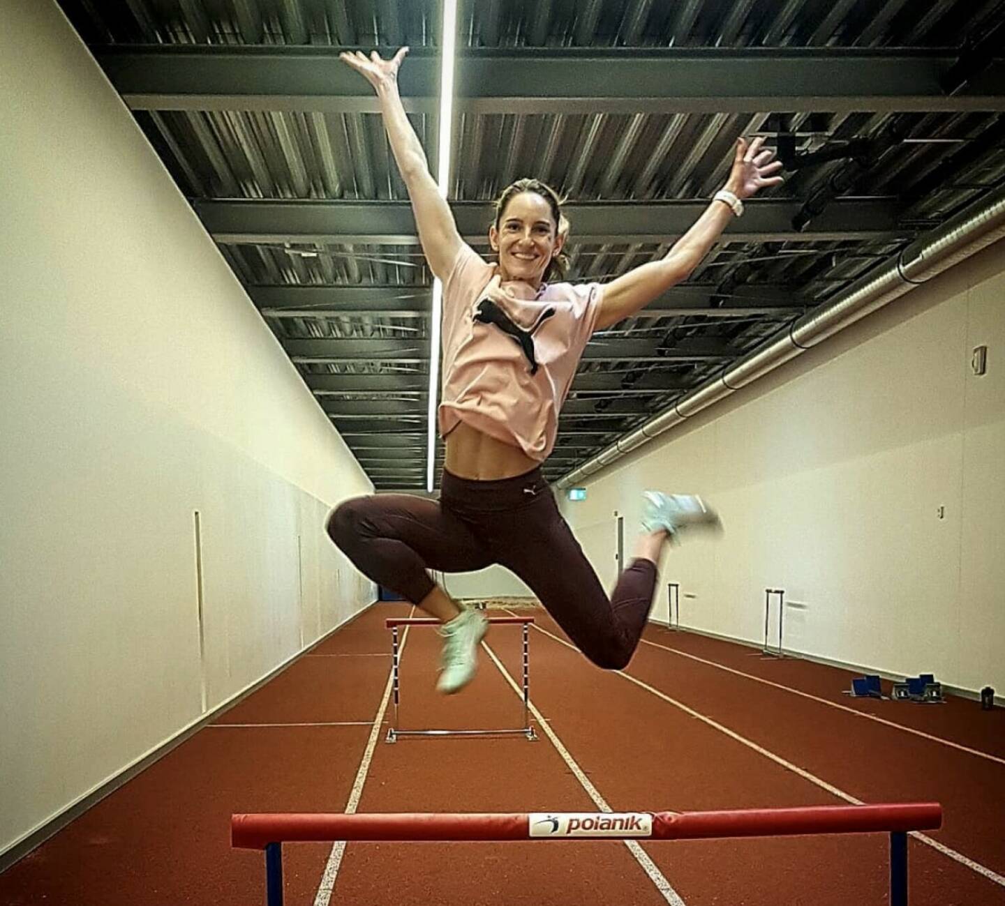 Yes Stephanie Bendrat Hürde
#happyme #newyear #stayhealthy #lookingforward #newchallenges #samegoals #roadtotokyo #olympicyear #foreverfaster #austrianathletics
Von: Stephanie Bendrat , Track and Field Athlete from Austria https://www.instagram.com/stephanie_bendrat/
http://www.stephaniebendrat.com/