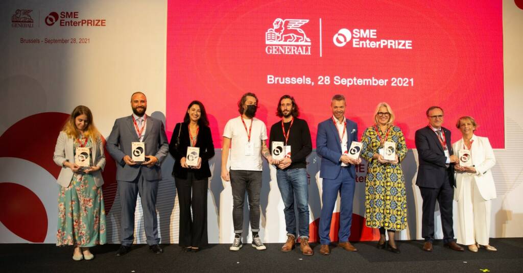 Internationale „Sustainabilty Heroes” bei der SME EnterPRIZE Award-Verleihung in Brüssel geehrt. Unter 6.000 Bewerbungen aus sieben europäischen Ländern setzte sich das Boutiquehotel Stadthalle aus Wien durch. Die Generali Sustainability Heroes aus sieben Ländern - darunter Michaela Reitterer aus Österreich (3.v.r.) - präsentieren stolz ihre Auszeichnungen.Credit: Generali, © Aussendung (30.09.2021) 