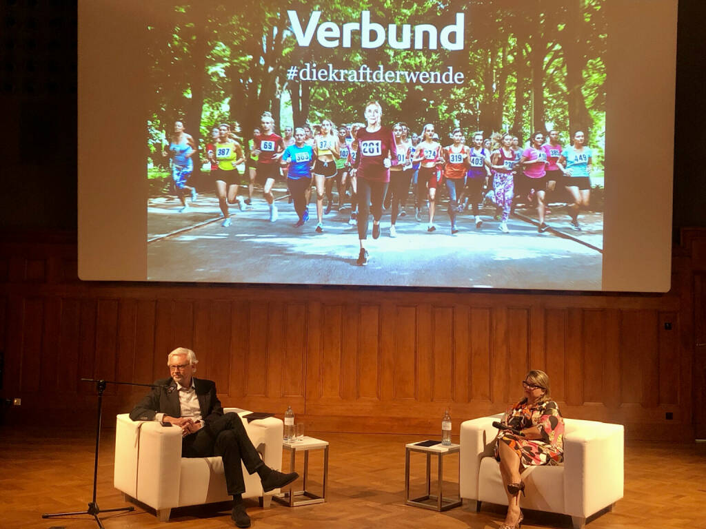 Verbund-CEO Michael Strugl appelliert an die gesamte Gesellschaft für mehr Akzeptanz hinsichtlich der notwendigen Maßnahmen, um die Klimaziele zu erreichen, im Bild mit Lilli Hollein, Generalsdirektorin und wissenschaftliche Geschäftsführerin MAK. Foto: Börse Social, © Aussender (30.09.2021) 