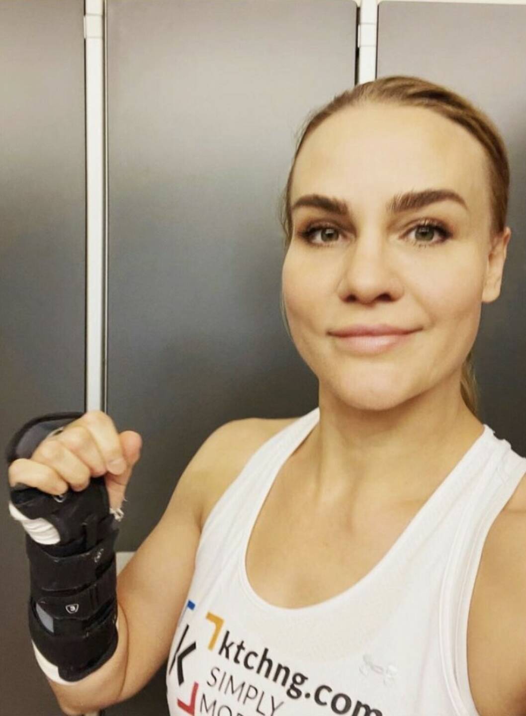 Nicole Wesner Boxen
Ich habe zwar noch meine Schiene, aber bin schon wieder am Trainieren 💪🏼 Auch mit 1 Hand kann man ziemlich viel trainieren. Was würdest Du alles trainieren, wenn Du nur 1 Hand belasten könntest?
#nicolewesner #training @ktchng_official
Von: https://www.instagram.com/nicole_wesner_official/ http://www.nicolewesner.com  http://www.sportgeschichte.at