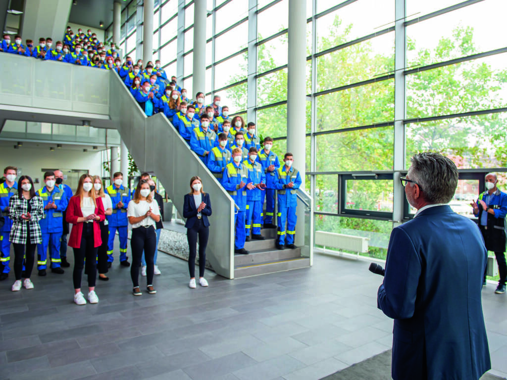 voestalpine: Rund 450 voestalpine-Lehrlinge an 40 Ausbildungsstandorten in Österreich, Deutschland und der Schweiz nehmen am mittlerweile 9. Konzernlehrlingstag des Stahl- und Technologiekonzerns teil. Credit: voestalpine, © Aussender (05.10.2021) 