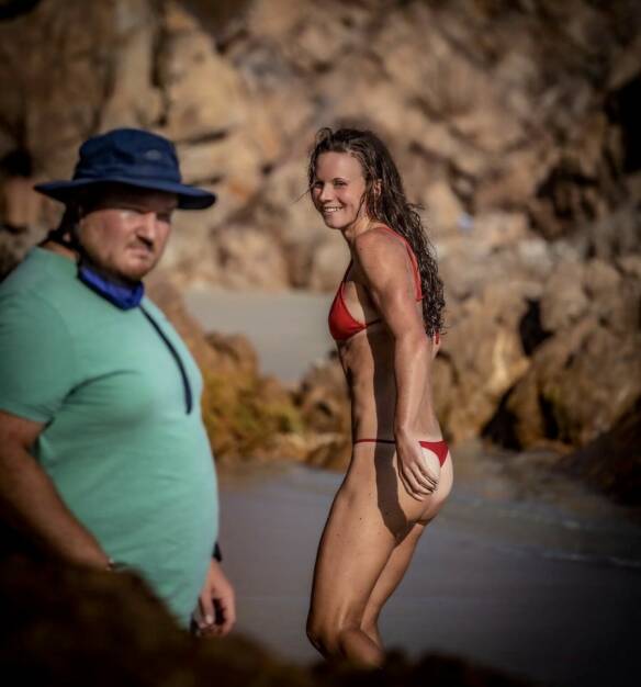 Tanja Stroschneider Photobomb Hello Hallo

tstroschneidertri Photobomb level: Master 💯❤️😂 

Can’t wait to be back 🇿🇦❤️ 

📷 @wilhelmlilge 
Von: https://www.instagram.com/tstroschneidertri// (Tanja Stroschneider. Triathletin https://youtu.be/8mBNx4YvAeI  http://www.sportgeschichte.at)  (13.10.2021) 