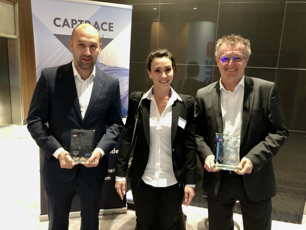 2x Number One Award für RCB, v.li. Roman Bauer (RCB), Denise Fischer (Captrace), Gerhard Zeissl (RCB) (14.10.2021) 
