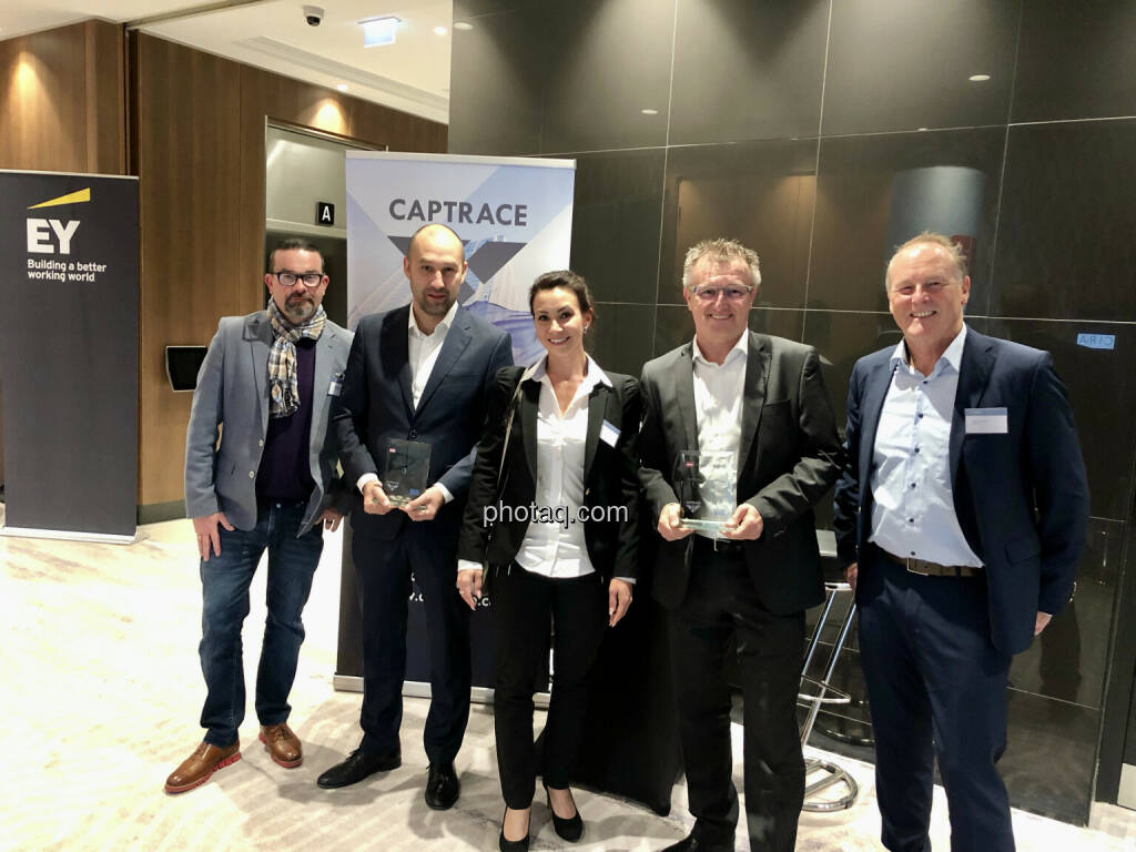 2x Number One Award für RCB, v.li. Michael Pusch (Captrace), Roman Bauer (RCB), Denise Fischer (Captrace), Gerhard Zeissl (RCB), Götz Dickert (Captrace), © photaq (14.10.2021) 