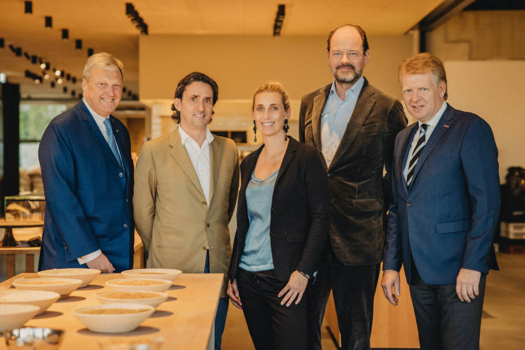 Die BKS Bank lud zu einem erlebnisreichen Ausflug in die Welt der Marke in Graz. V.l.n.r.: Nikolaus Juhász – Vorstandsmitglied BKS Bank, Martin und Barbara Auer, Markenexperte Klaus Dieter-Koch von BrandTrust, Manfred Geiger – Leiter BKS Bank-Direktion Steiermark. Foto: Fotografie Schrotter (15.10.2021) 