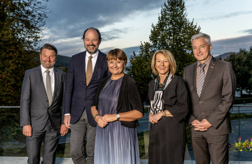 Die BKS Bank lud zum erlebnisreichen Ausflug in die Welt der Marke ins Schlosshotel Velden. V.l.n.r.: Diethmar Wölle - Leiter BKS Bank-Direktion Kärnten, Markenexperte Klaus Dieter-Koch von BrandTrust, Herta Stockbauer – Vorstandsvorsitzende BKS Bank, Sabine Lax und Bernd Berger – Leiter der BKS Bank-Direktion Kärnten. Foto: Stefan Kobald (15.10.2021) 