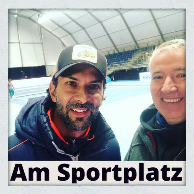 https://open.spotify.com/episode/1rVj5hCC55Yl5AH0pAY1BY
Am Sportplatz #24: Ein Reportage-Special bei Tennis2Go - Losgezogen, um die 24. Episode zu gestalten, ist der Podcaster und Journalist Fritz Hutter, weil im Rahmen der Erste Bank Open 2021 ein neuer, zusätzlicher Tennis-Court der ganz anderen Art präsentiert wurde – und damit ein neuartiger und hochspannender „Sportplatz“.Tennis2Go heißt die Devise am #glaubandich-Court in einer Mega-Zelthalle direkt am Wiener Eislaufverein unmittelbar neben dem Konzerthaus. Aus meiner Sicht leider (aber logischerweise) nur temporär kann man dort den Stars des ATP-500-Events, dessen Center Court ungebrochen in der Wiener Stadthalle liegt, während der Turnierwoche auch mitten in der Innenstadt aufs Racket schauen.Eben „to go“ kommt man einfach vorbei, löst um 10 Euro eine Zweistundenkarte oder um 20 ein Ganztagesticket und ist extrem hautnah dran am Geschehen. Trotzdem ist das Setting bei Tennis2Go doch deutlich luftiger als die kultige, besonders zu Pandemiezeiten aber doch immer zu dicht besetzte B-Halle der der StadthalleTurnierdirektor Herwig Straka hat mit seiner emotion Group damit aus Sicht des langjährigen Sportjournalisten, Trainers und Bewegungsfanatikers Fritz Hutter eine Idee mit großem Potenzial präsentiert. Und eine mit Vorbildwirkung auch für andere Veranstalter, welche etwa die Strahlkraft der Weltstadt Wien intensiver auf ihr Event wirken lassen, beziehungsweise niederschwellig neue Publikumsschichten gewinnen wollen. Gründe genug also für das allererste Reportage-Special von Am Sportplatz in dem auch ein ehemaliger Grandslam-Champion ausführlich zu Wort kommt.--------------------------------------Infos zu Tennis2Go und Wien so traditionsreichem ATP 500 Turnier unter www.erstebank-open.com-------------------------------------Produziert wurde dieser Podcast in der Content-Manufaktur von Fritz Hutter. Zur Info und bei Interesse an einer Zusammenarbeiten in Sachen Podcast, Redaktion, medialer Beratung oder auch Tennis-Coaching klicken Sie bitte auf www.fritzhutter.com  (26.10.2021) 