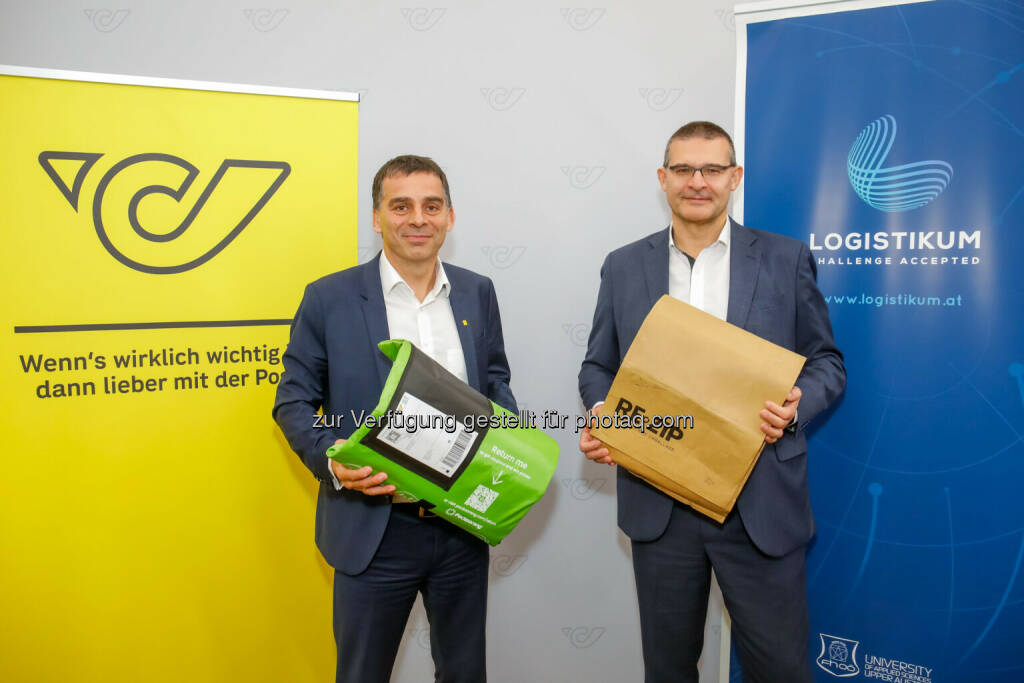 Österreichische Post AG: Grüne Verpackung: Wiederverwendbare Lösungen für den Paketversand, v.l.: Peter Umundum, Vorstand für Paket & Logistik der Österreichischen Post AG und Franz Staberhofer, Leiter des Logistikums an der FH Oberösterreich; Credit: Österreichische Post, © Aussender (04.11.2021) 