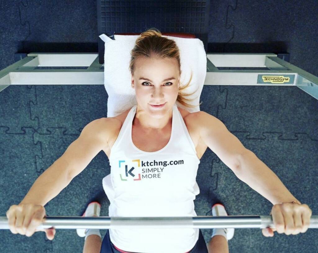 Nicole Wesner Kraft Training Power
nicole_wesner_official: Ich habe meine Hand röntgen lassen und alles läuft nach Plan. Bin schon wieder beim Bank drücken 💪🏼 Photo: Philipp Tikowsky für ktchng
#nicolewesner #fitness #fitgirl #gym #gymtime #gymgirl #ktchng
Von: https://www.instagram.com/nicole_wesner_official/ http://www.nicolewesner.com  http://www.sportgeschichte.at (06.11.2021) 