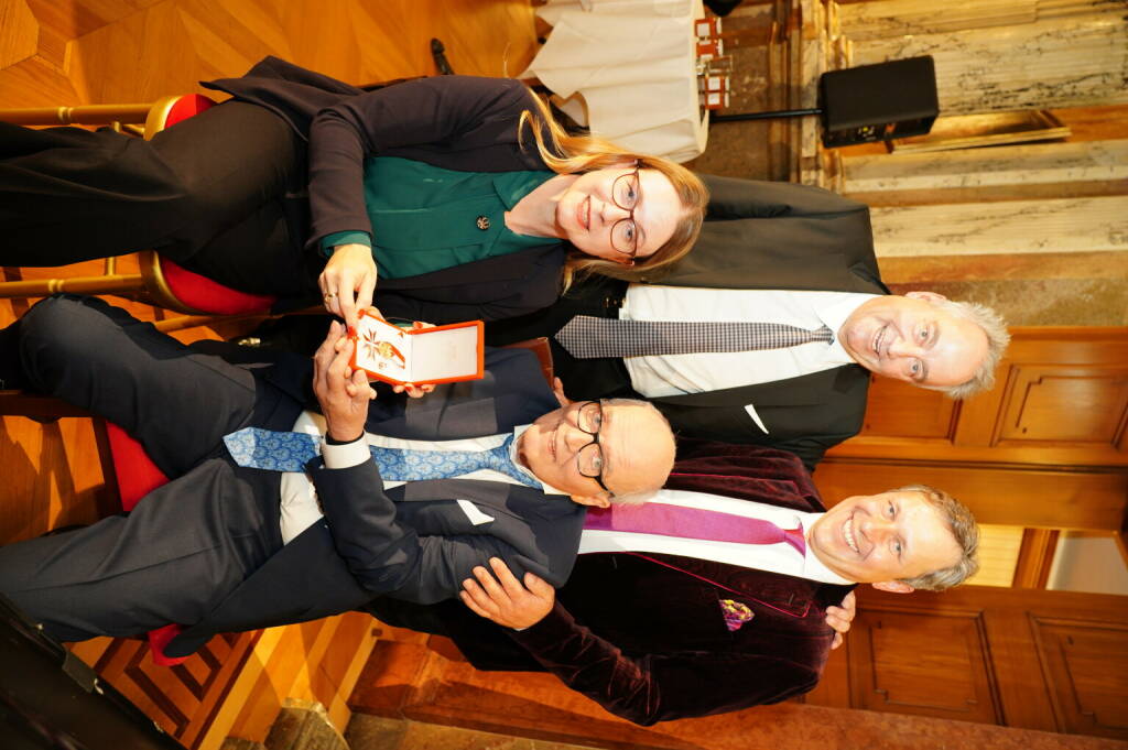 Ehrenzeichen für Verdienste um die Republik Österreich an Hans Staud verliehen. Bundesministerin Margarete Schramböck mit Hans Staud (unten), Laudator Karl-Heinz Johnen (CEO Zentis), Stefan Schauer (Geschäftsführer STAUD’S Wien); Fotocredit:Andreas Tischler / Vienna Press, © Aussendung (09.11.2021) 