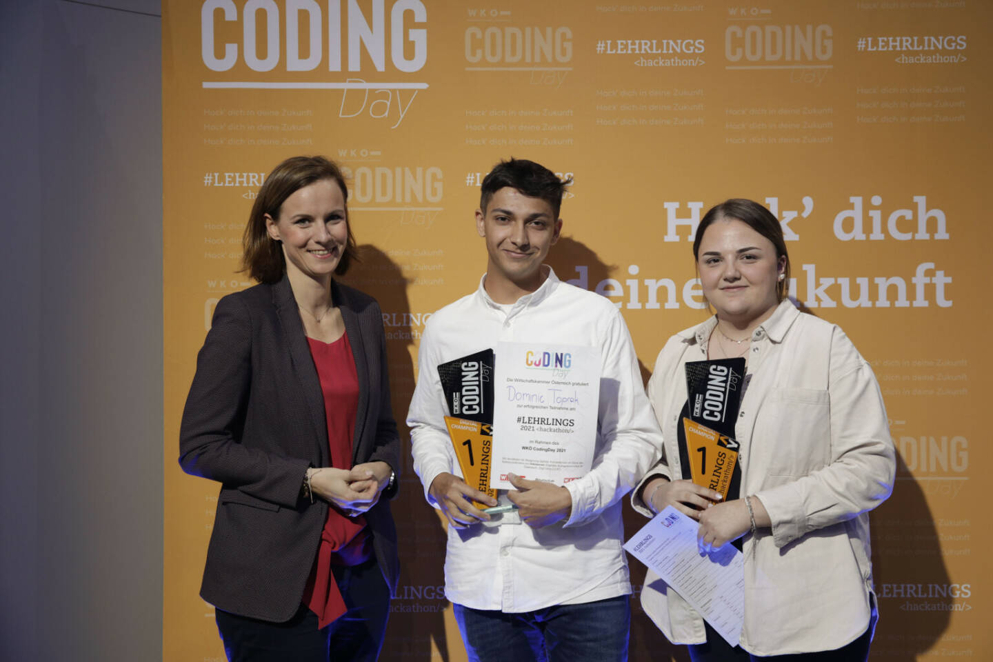 Wiener Städtische Versicherung AG: Wiener Städtische Lehrlinge sind „Rookies of the year“; Nach dem Erfolg beim Lehrlingshackathon der Wirtschaftskammer Wien holte das Lehrlingsteam der Wiener Städtischen Versicherung auch den Sieg im Rookies-Bewerb beim Bundes-Lehrlingshackathon. Mit einer Gamification-App zur Versicherungs-Lehrabschlussprüfung in Anlehnung an das Super Mario Spiel überzeugten Sanela Iseinoska und Dominic Toprak – beide angehende Versicherungskaufleute – die Jury.  v.l.n.r.: Mariana Kühnel, M.A. (Generalsekretär-Stellvertreterin der WKO) sowie Dominic Toprak und Sanela Iseinoska (Lehrlinge der Wiener Städtischen Versicherung); Credit: WKÖ/Coding Day