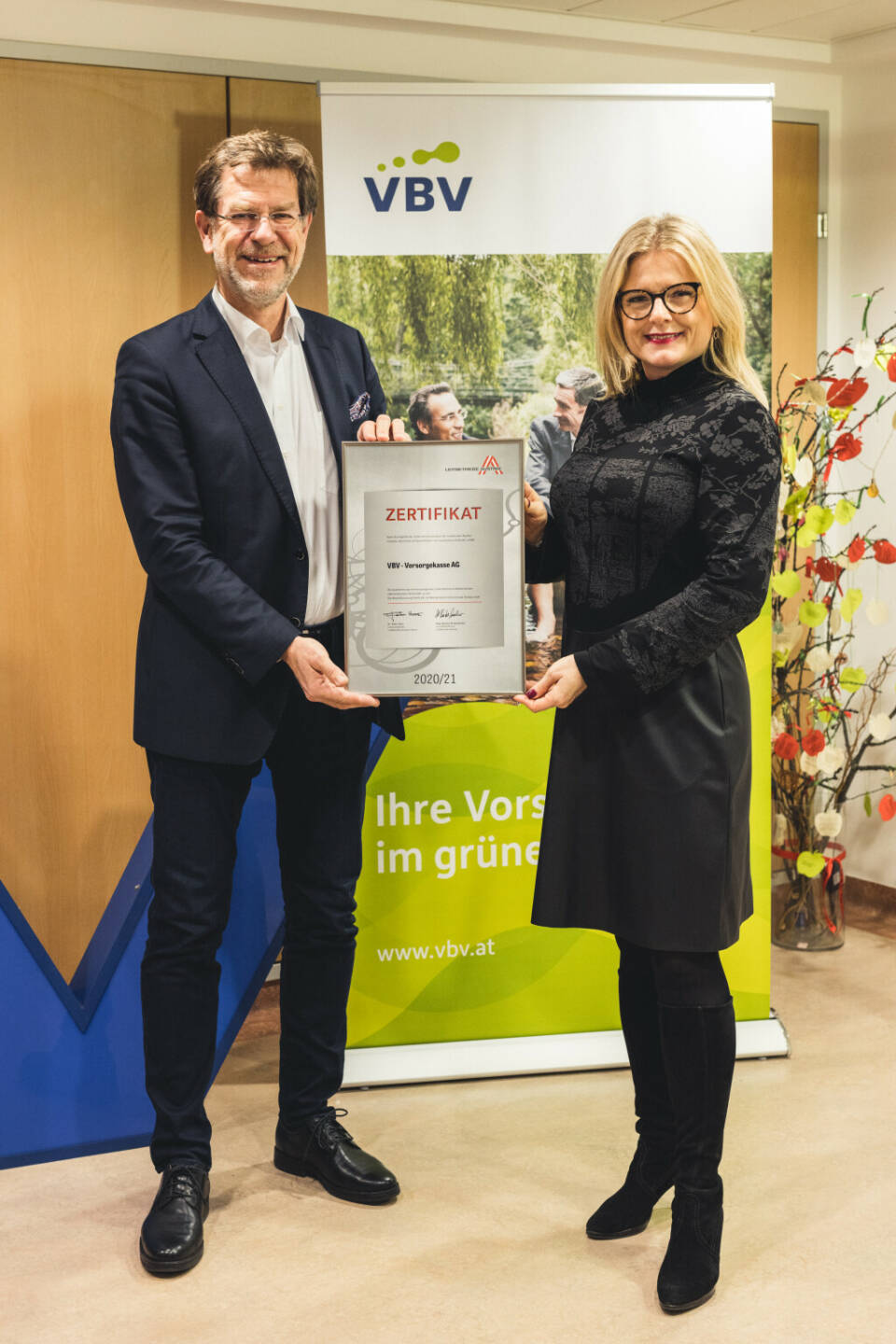 Leitbetriebe Austria hat die VBV - Vorsorgekasse AG als österreichischer Leitbetrieb zertifiziert: Foto: Andreas Zakostelsky (CEO VBV - Vorsorgekasse) und Monica Rintersbacher (Geschäftsführerin Leitbetriebe Austria)
Copyright: Aaron Jiang Photography