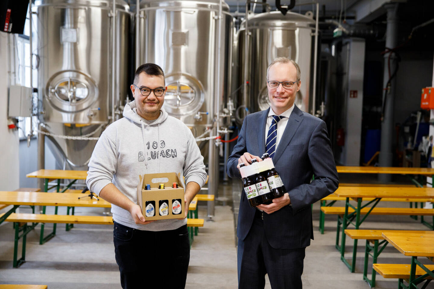 Wirtschaftskammer Wien: WK Wien: Förderungen sichern den Wirtschaftsstandort Wien, Alexander Forstinger, Geschäftsführer der 100 Blumen Brauerei (links im Bild, rechts Standortanwalt Alexander Biach), konnte mittels Förderungen der Wirtschaftsagentur Wien seinen Betrieb ausbauen und diesen nun auch Hobby-Brauern zur Verfügung stellen. Credit: Florian Wieser