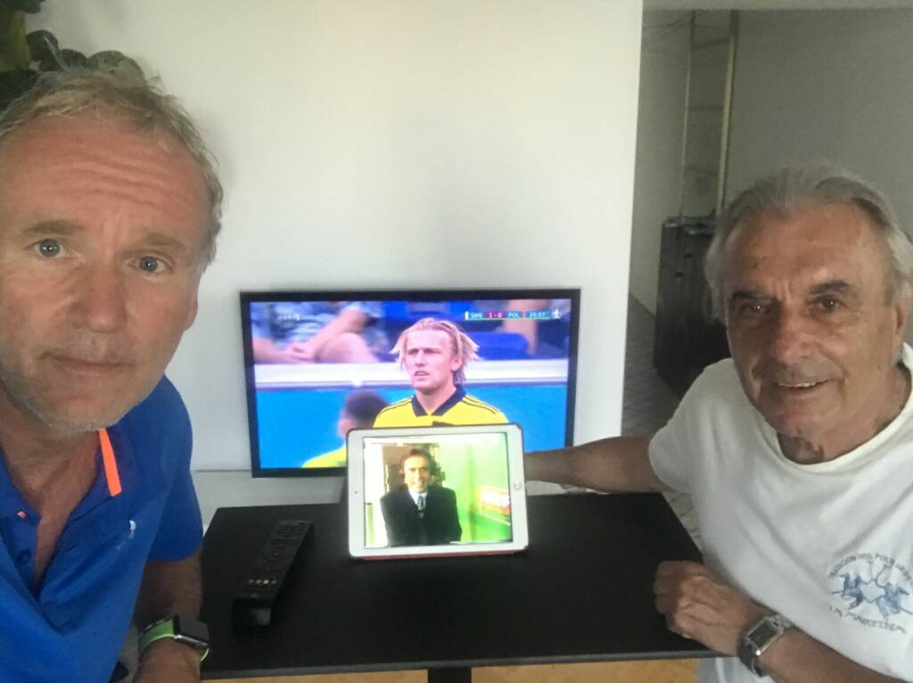 Finnischer Edelsupport beim Schweeeeden-Match:  Warum es mit Hans Huber und den Schweden eine ganz besondere Bewandtnis hat, kann man leicht nachgoogeln. Das Youtube-Ergebnis (siehe hier mein iPad) ist Sportgeschichte. Klar, dass ich während der Euro im Sommer mit Sport Woche Co. Hans auch ein „Schweeeeden-Match“  geschaut habe. Als Pult diente mein höhenverstellbarer Lieblingsfinne: http://www.selkastore.fi  (Tür 4 im Lieblingssachen-Adventkalender 2021 )
 (04.12.2021) 