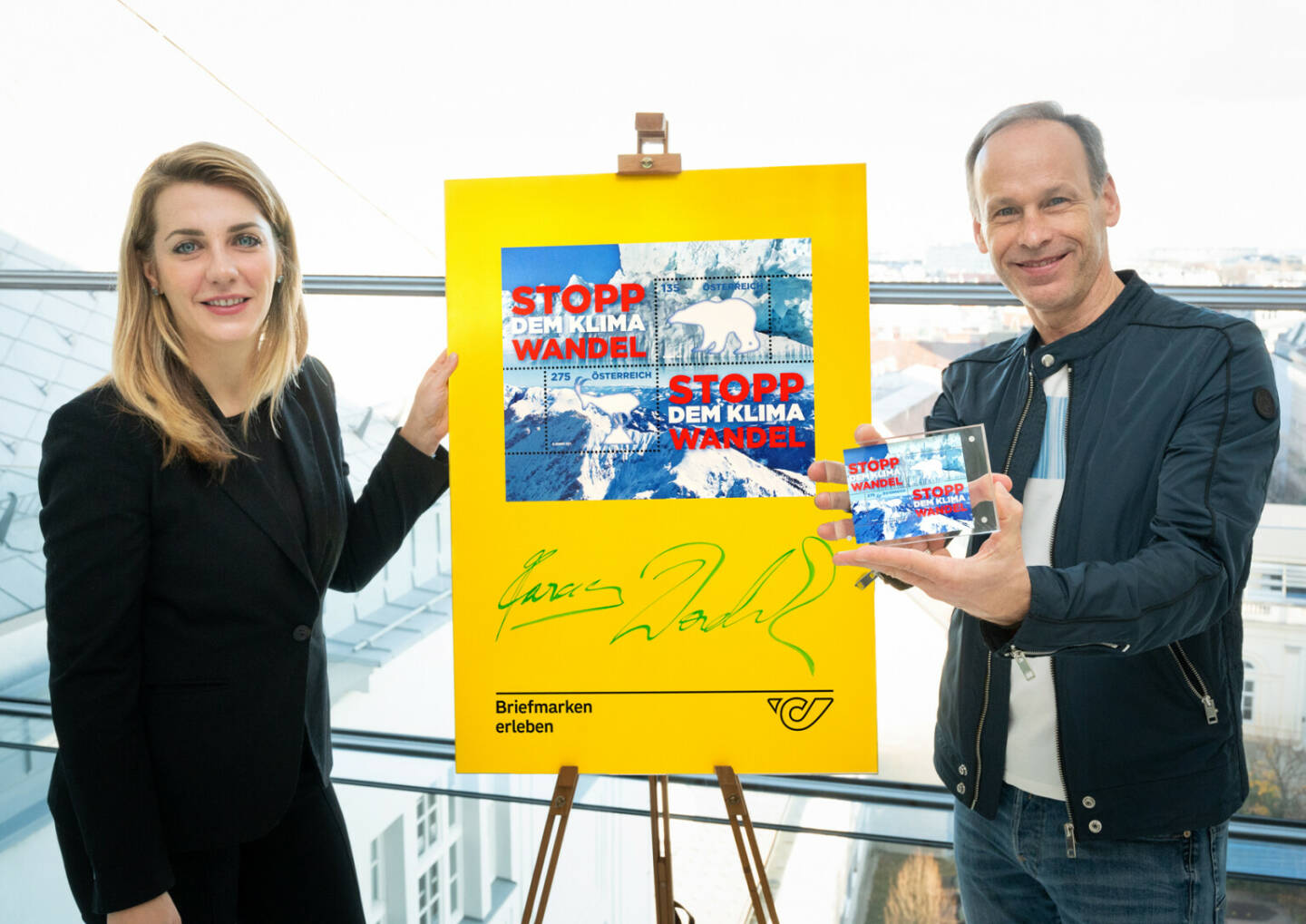 Österreichische Post AG: Stopp dem Klimawandel: ORF-Meteorologe Marcus Wadsak als Pate für Briefmarkenblock, Patricia Liebermann, Leitung Produktmanagement Philatelie, Österreichische Post AG, und Marcus Wadsak, Meteorologe und Leiter der ORF-Wetterredaktion, Credit: Österreichische Post