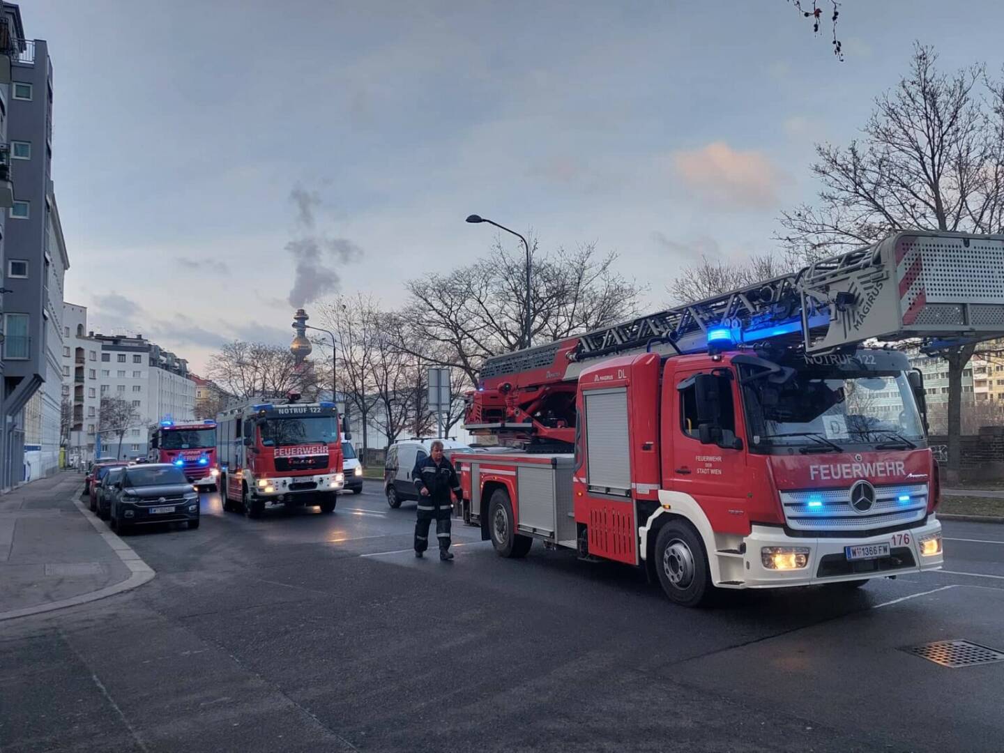 Rosenbauer Fahrzeuge direkt vor unserem Office auf der Spittellauer Lände, aber falscher Alarm irgendwo