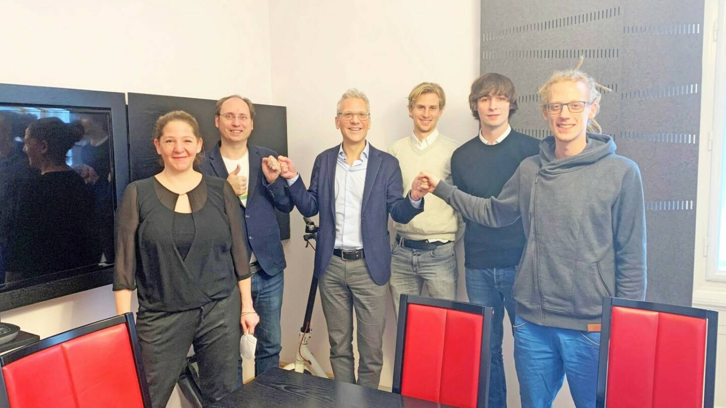Wiener Climate-Tech Start-up holt sich Millioneninvestment. Die Runde setzt sich dabei aus Peak Pride Management und der Haselsteiner Familienprivatstiftung, dem Venture Capital Investor Pi Labs aus London/UK und dem österreichischen aws Gründerfonds zusammen.  v.l.n.r.: Doris Schnepf (Co-Founder GREENPASS), Bernhard Scharf (CTO GREENPASS), Christoph Haimberger (Geschäftsführer aws Gründerfonds), Christopher Raithle (Investment Associate, aws Gründerfonds), Philip Mader (Geschäftsführer Peak Pride Management), Florian Kraus (CEO GREENPASS) Copyright: aws Gründerfonds