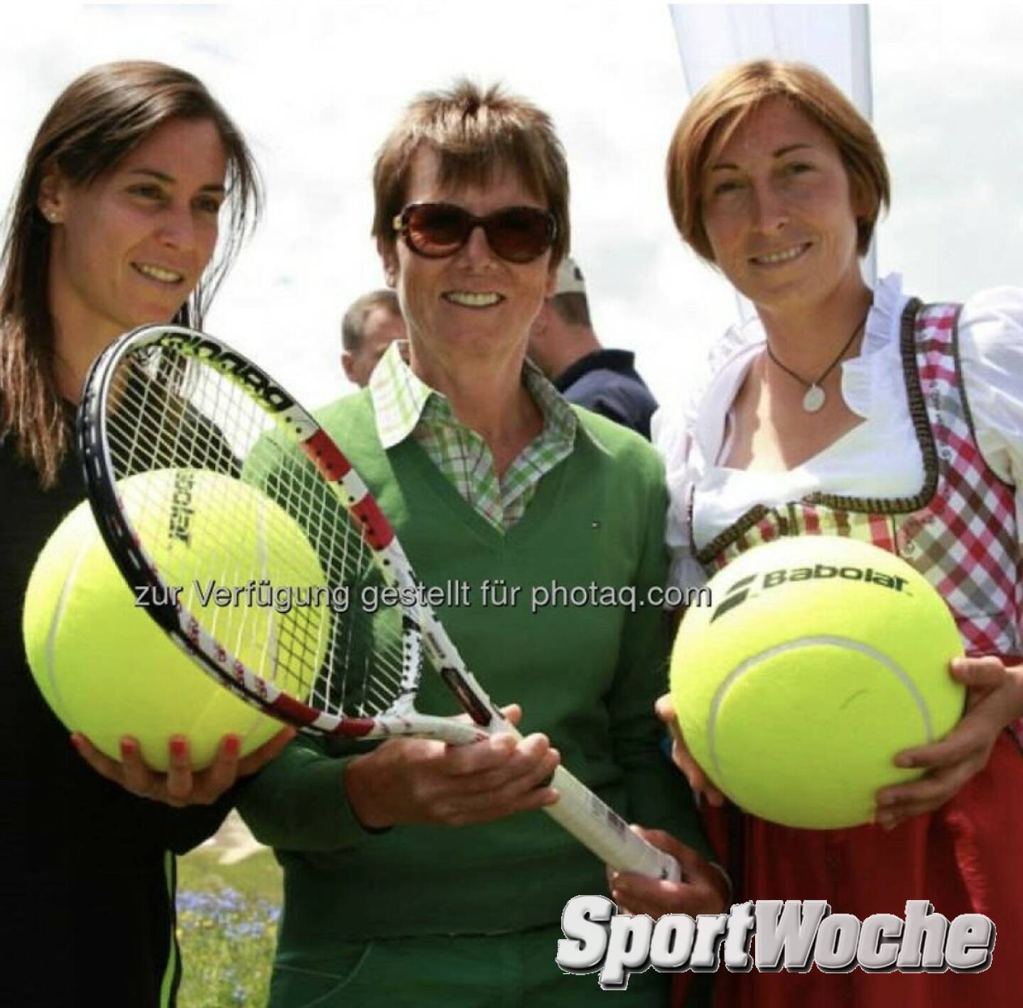 17.01.2022: #sportgeschichte : Zwischen dem 1. Weltcupsieg von #annemariemoserpröll (17.1.1970 in @visitmaribor ) und dem 62. und letzten (16.1.1980) lagen 10 Jahre minus 1 Tag. Das Bild hier zeigt sie 2014 bei der Auslosung der #gasteinladies mit @flaviapennetta82 und #yvonnemeusburger , also andere Sportart. #oesv #oetv 