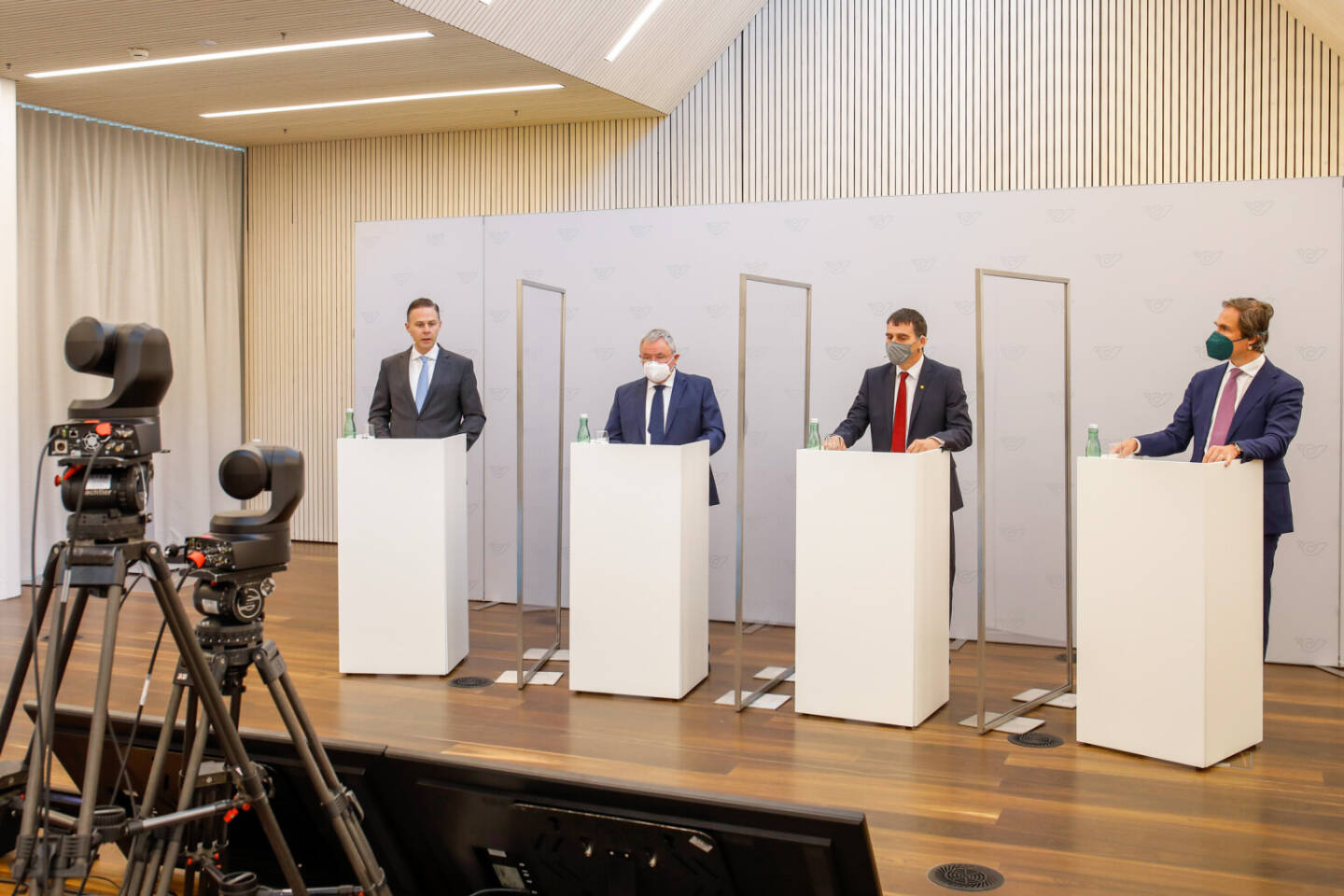 Das Konsortium H2-Mobility und Deloitte haben eine neue Studie zum Thema Wasserstoffmobilit&auml;t am Standort &Ouml;sterreich pr&auml;sentiert; im Bild: Alexander Kainer, Partner Deloitte &Ouml;sterreich, Rolf Dreisbach
Gesch&auml;ftsf&uuml;hrer AVL List GmbH, Peter Umundum, Vorstand f&uuml;r Paket & Logistik &Ouml;sterreichische Post AG, Wolfram Senger-Weiss, Vorsitzender der Gesch&auml;ftsleitung Gebr&uuml;der Weiss GmbH; Credits: Christian Husar