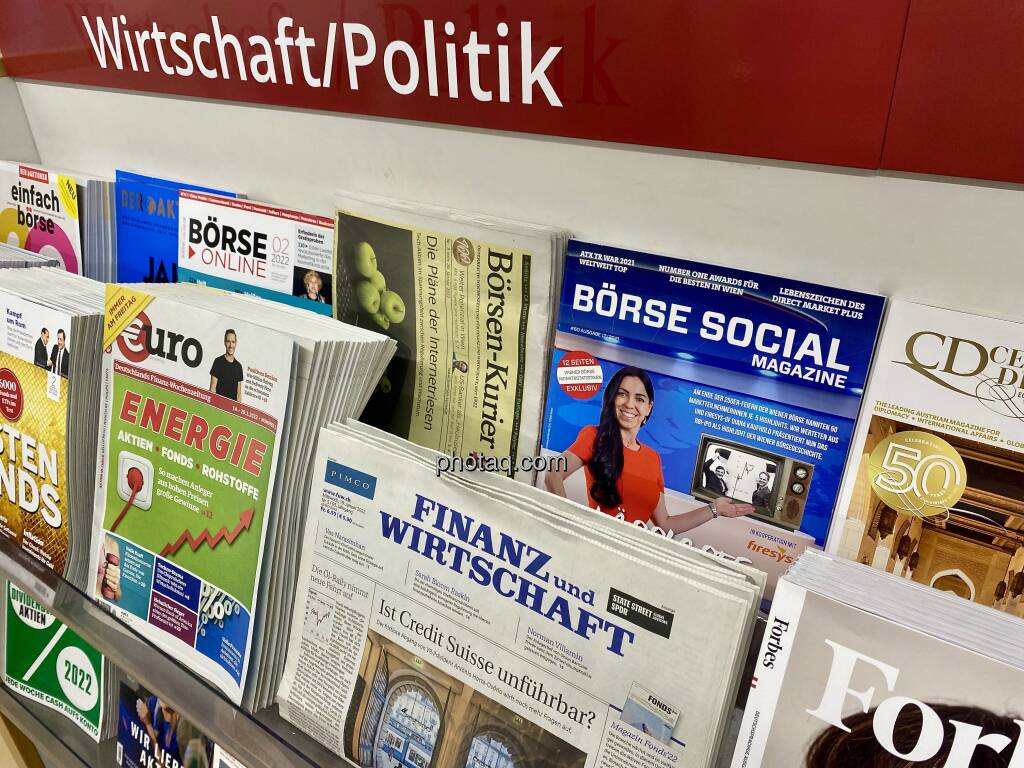 Börse Social Magazine #60, Kiosk, Morawa, Der lässigste Moment - Am Ende der 250er-Feiern der Wiener Börse nannten 50 MarktteilnehmerInnen je  5 Highlights. Wir werteten aus und Firesys-GF Diana Kaufhold präsentiert nun das RBI-IPO als Highlight der WIener Börsegeschichte. - http://boerse-social.com/magazine, © photaq.com (20.01.2022) 