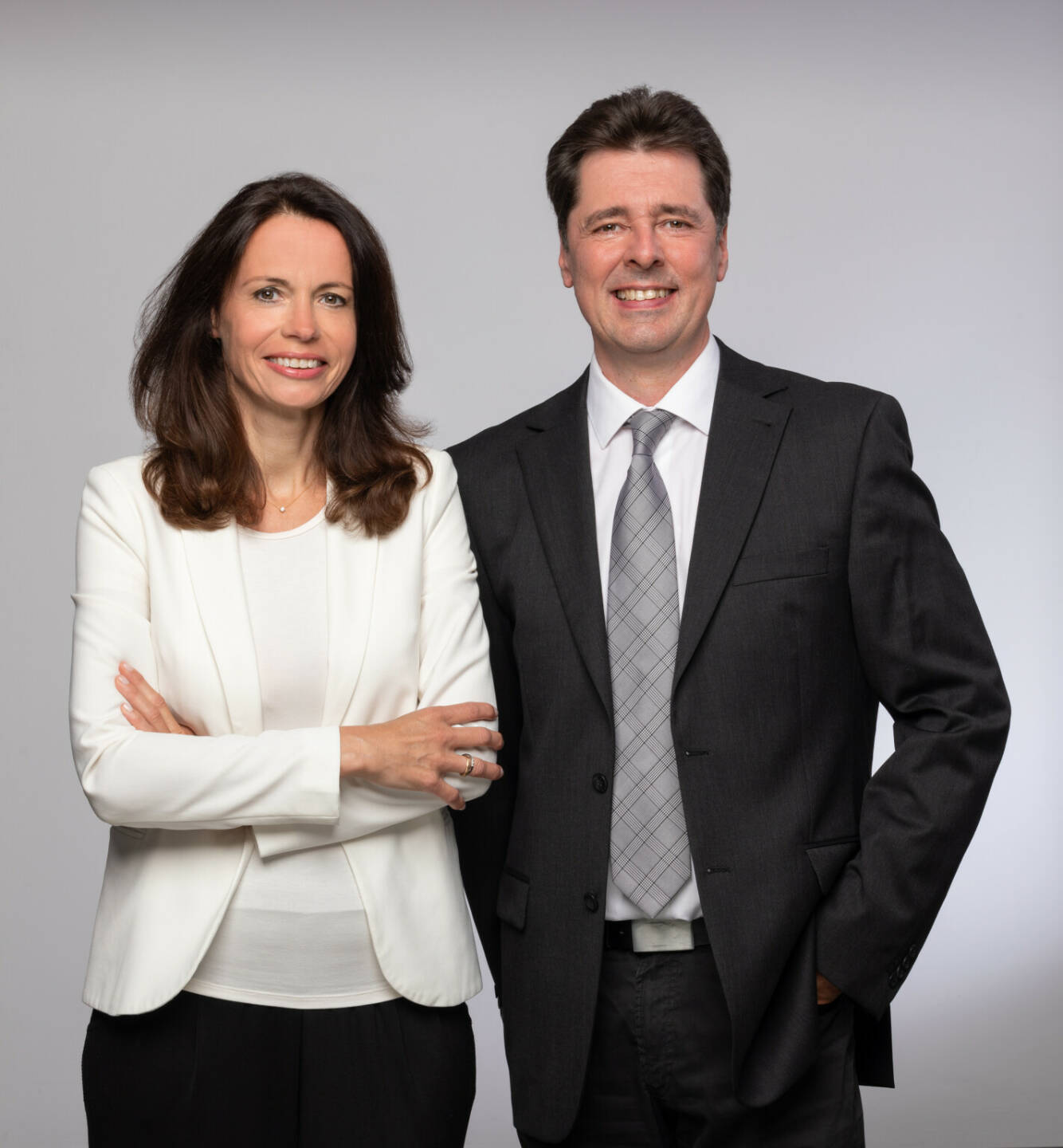 Raiffeisen Immobilien Österreich: Mit einer neuen Marke „25/7 Immobilien“ will Raiffeisen Immobilien NÖ/Wien/Burgenland, das Immobilientreuhandbüro von Raiffeisen in Ostösterreich, in Zukunft verstärkt das Segment der High-End-Immobilien ansprechen. Team 25/7 Immobilien: Beate Bernleithner und Wolfgang Wagner Fotocredit Huger