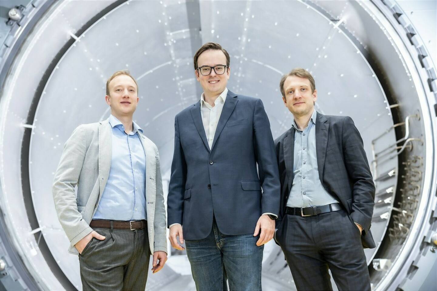 FACC verstärkt Marketing und Communications Bereich
Der internationale Aerospacekonzern FACC AG stellt sich im Bereich „Marketing und Communications“ gestärkt auf: Als neuer Pressesprecher verantwortet Jakob Reichsöllner (rechts) die externe Kommunikation. Thomas Murauer (links), zuständig für Digital Marketing, wird zusätzlich zu seinen Agenden stellvertretender Bereichsleiter. Er unterstützt damit Andreas Perotti (Mitte), der zusätzliche Funktionen auf Gruppenebene übernommen hat, in der operativen Leitung des Bereichs. © FACC - Rambossek