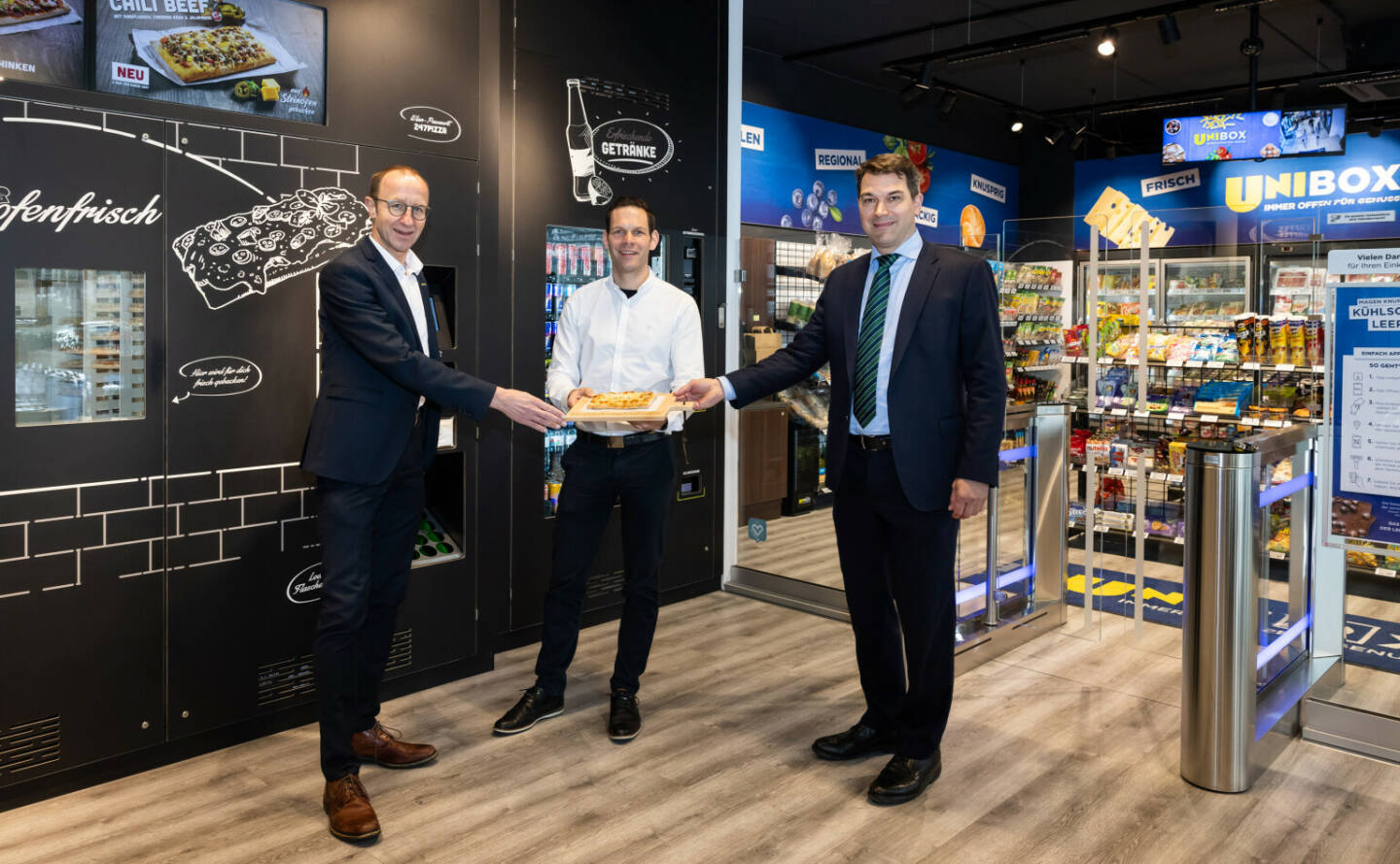 Eröffneten Österreichs erste kontaktlose und komplett digitalisierte Premiumtankstelle (v.l.): Andreas Haider (Unimarkt-Gruppe), Klaus Haberl (BistroBox) und Gernot Gollner (OMV). Bildquelle: flap.at