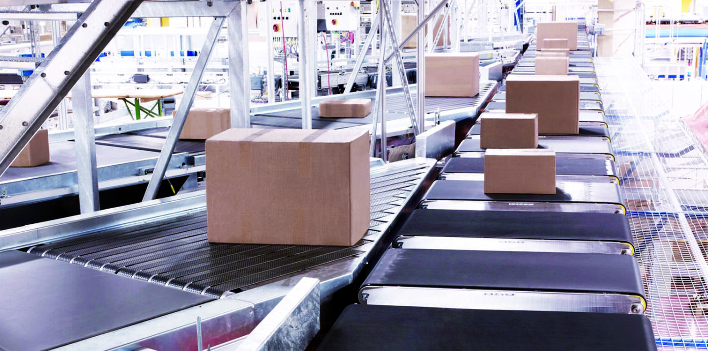 Körber erwirbt das Post- und Paketgeschäft von Siemens Logistics, Die Parcel-Technologie von Siemens Logistics ist sehr effizient und meistert das steigende Paketaufkommen mit höchster Zuverlässigkeit. Pakete in allen Größen und Gewichtsklassen werden schnell und sicher verarbeitet. Copyright: Siemens Logistics/Körber